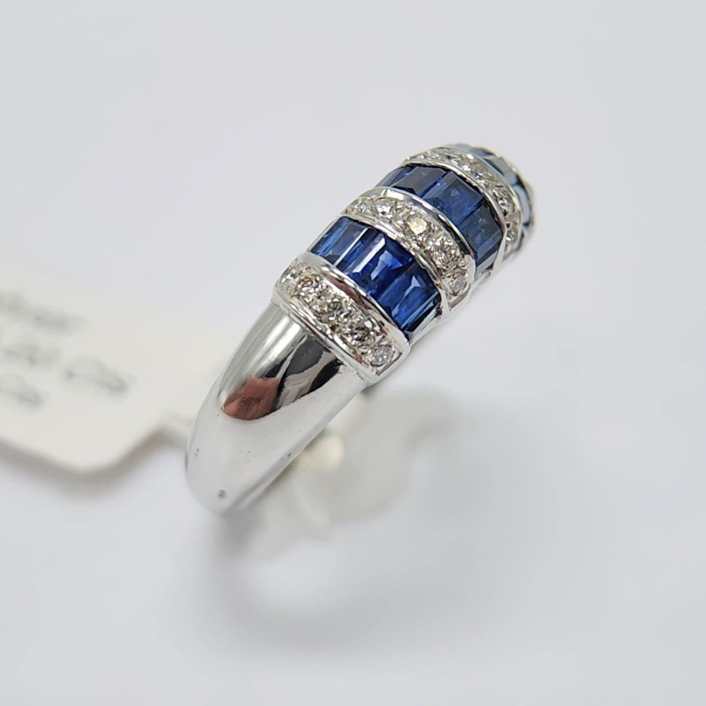 1.00 Carat Blue sapphire Baguette Ring 14 Karat White Gold with Diamonds. In New Condition In Brooklyn, NY