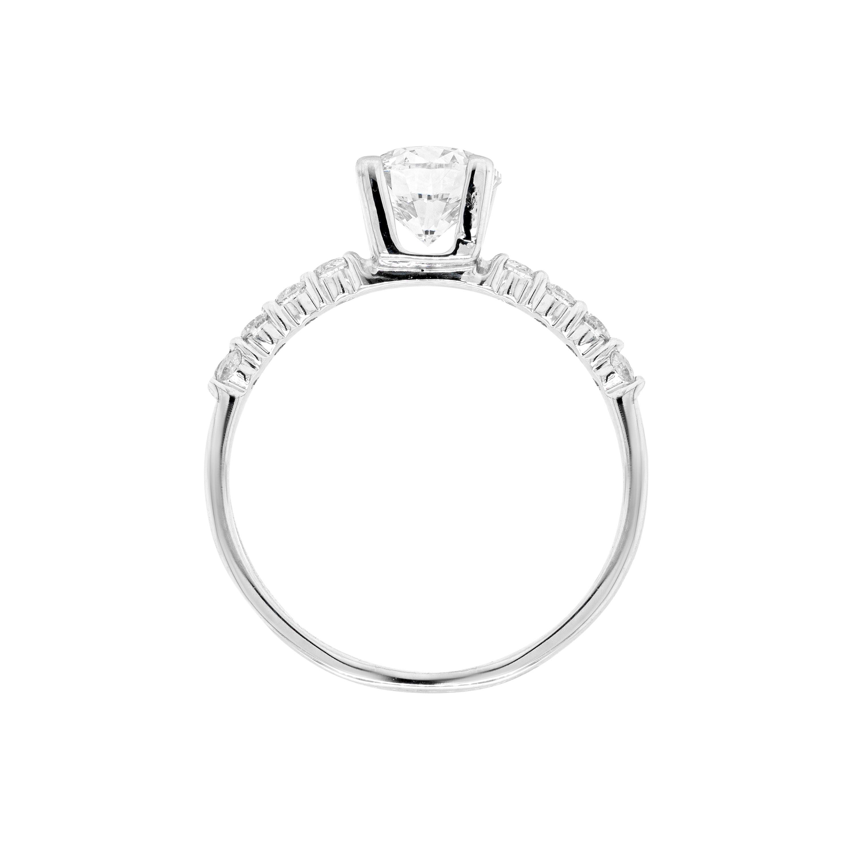 Questo splendido anello di fidanzamento è splendidamente centrato da un diamante rotondo taglio brillante da 1,00 carati, montato in un'incastonatura alta a quattro griffe, con fondo aperto. La splendida pietra è accompagnata da 4 diamanti rotondi