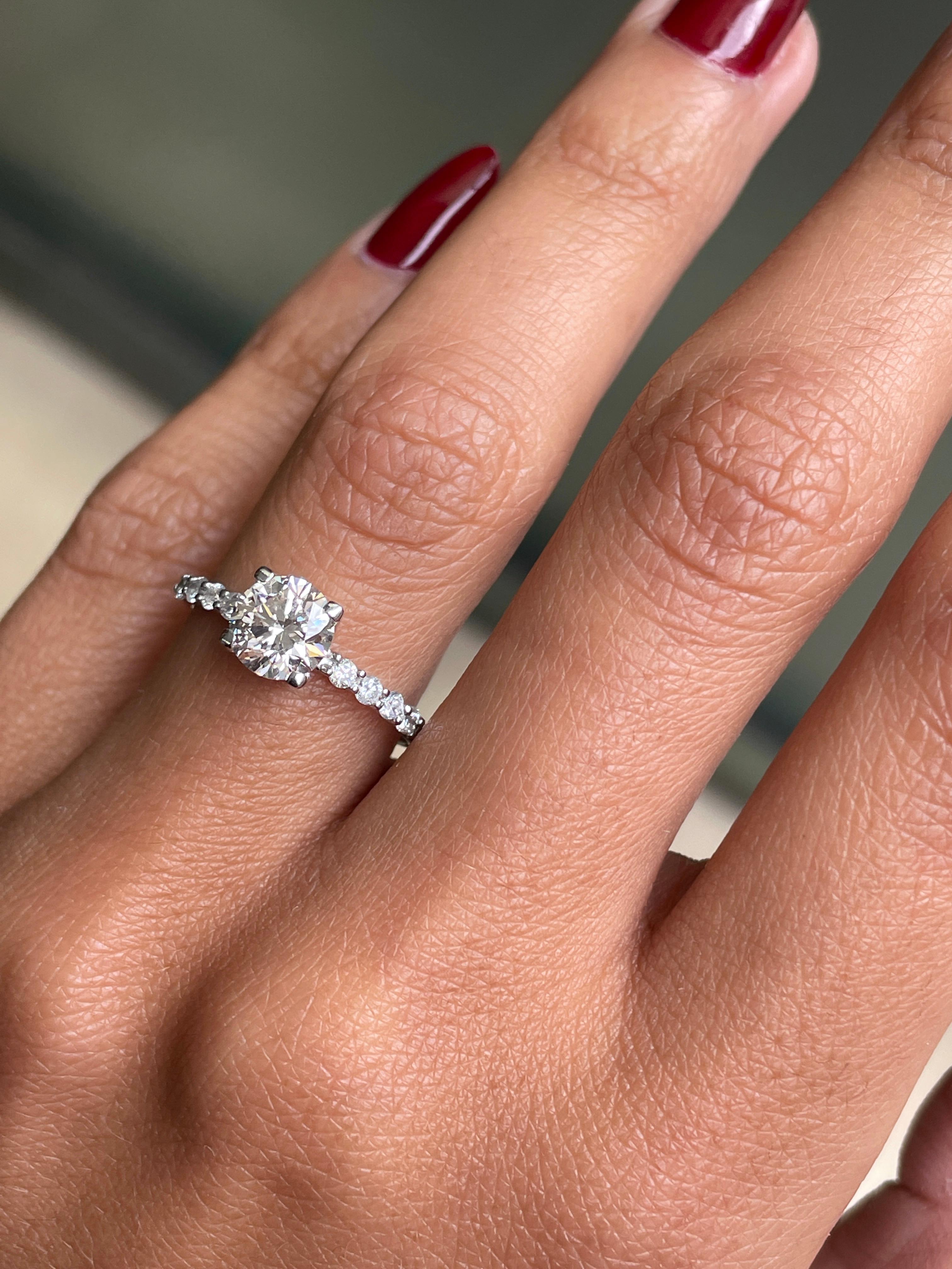 Taglio brillante Anello di fidanzamento in oro bianco 18 carati con diamante taglio brillante da 1,00 carati in vendita