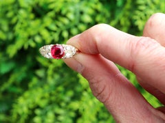 Anello da cerimonia in oro giallo 18 carati con rubino birmano da 1,00 carati e diamante da 0,80 carati, risalente al 1930 CIRCA