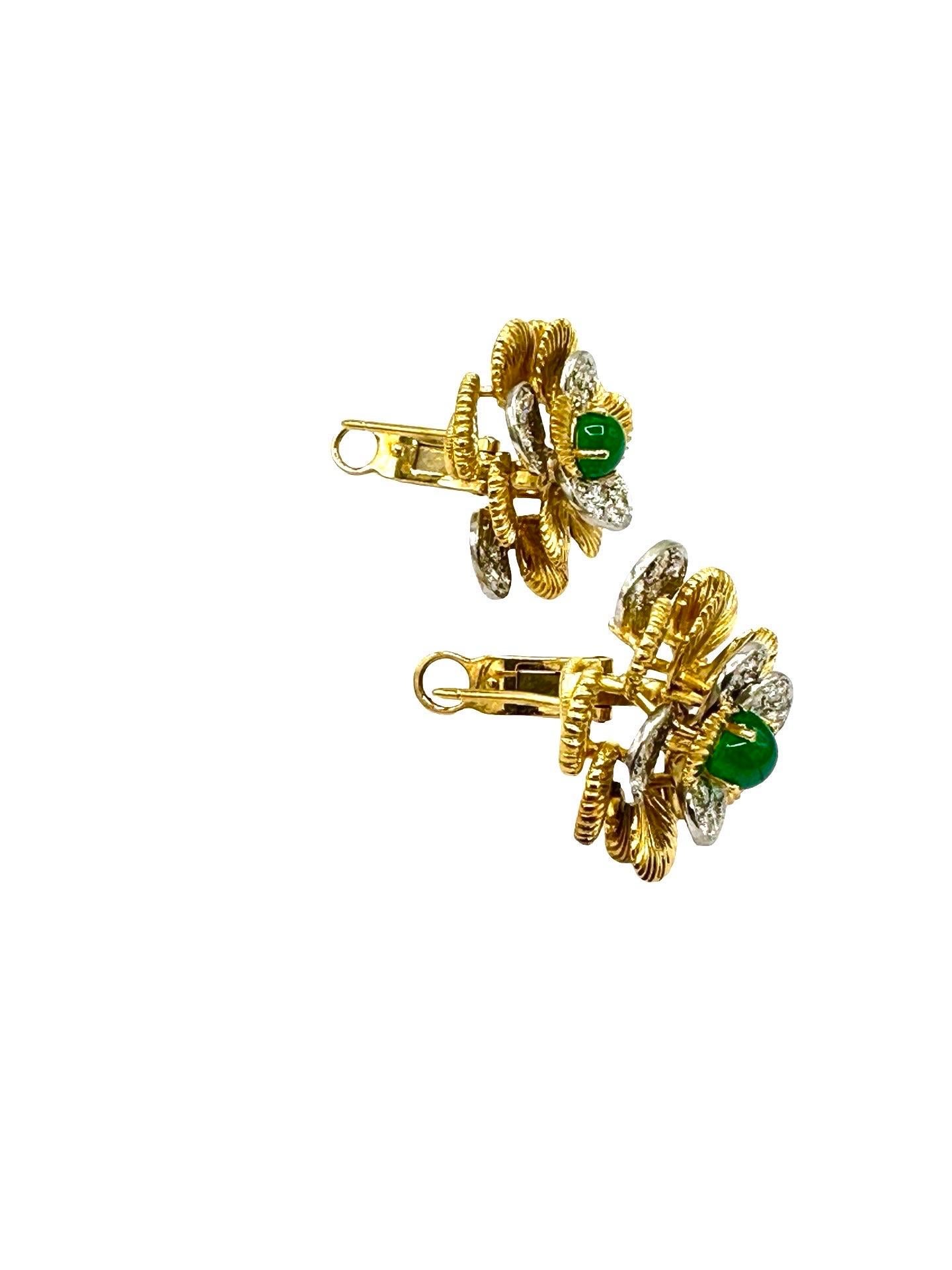 Rétro Orecchini a fiore in platino 18 carati con smeraldo cabochon da 1,00 carati e diamante da 2,00 carati in vendita
