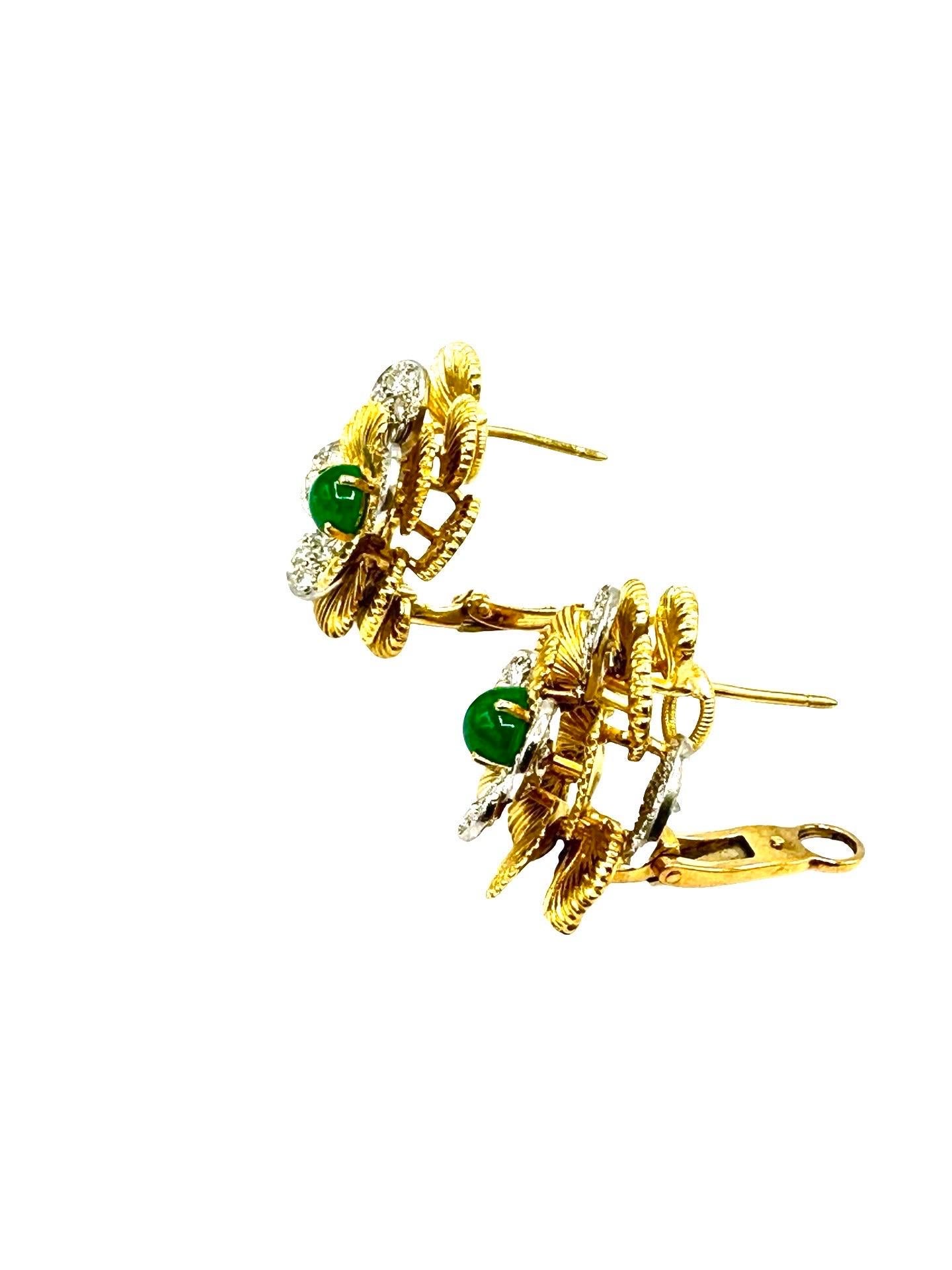 Taglio rotondo Orecchini a fiore in platino 18 carati con smeraldo cabochon da 1,00 carati e diamante da 2,00 carati in vendita