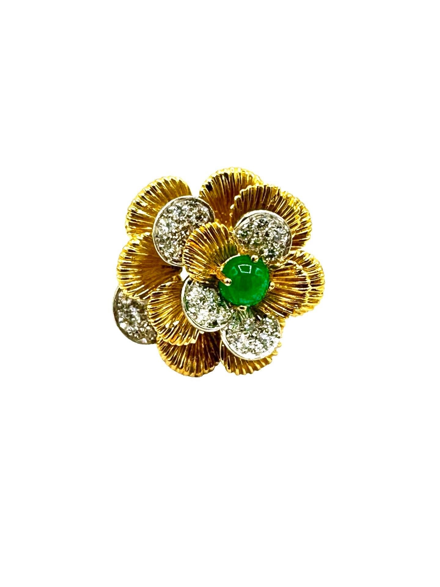 Donna Orecchini a fiore in platino 18 carati con smeraldo cabochon da 1,00 carati e diamante da 2,00 carati in vendita