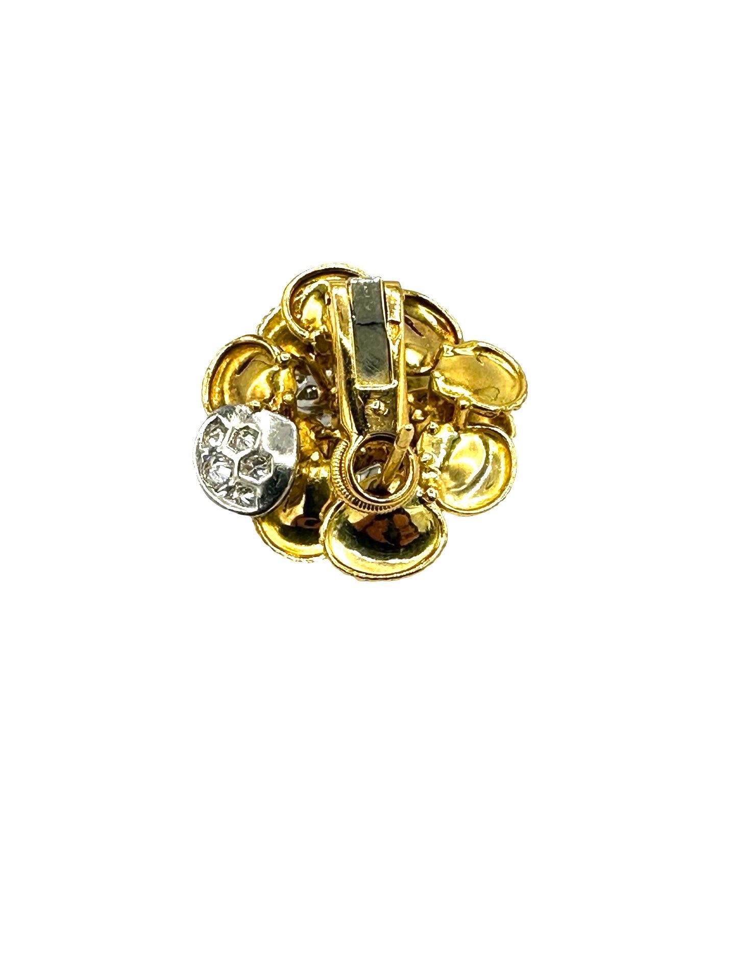 Orecchini a fiore in platino 18 carati con smeraldo cabochon da 1,00 carati e diamante da 2,00 carati in vendita 1