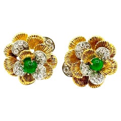 Orecchini a fiore in platino 18 carati con smeraldo cabochon da 1,00 carati e diamante da 2,00 carati