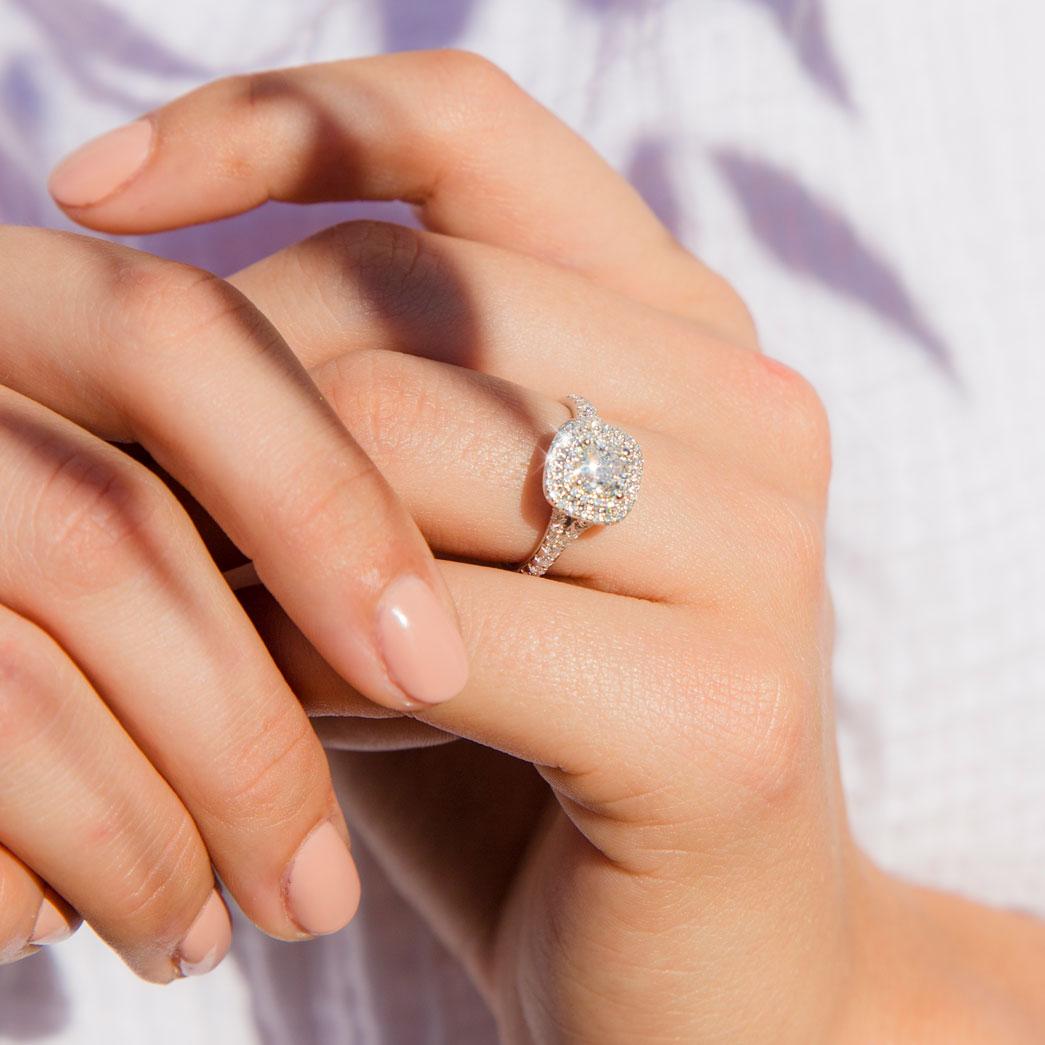 1,00 Karat zertifizierter Diamant im Kissenschliff 18 Karat Weißgold Halo Verlobungsring (Zeitgenössisch)
