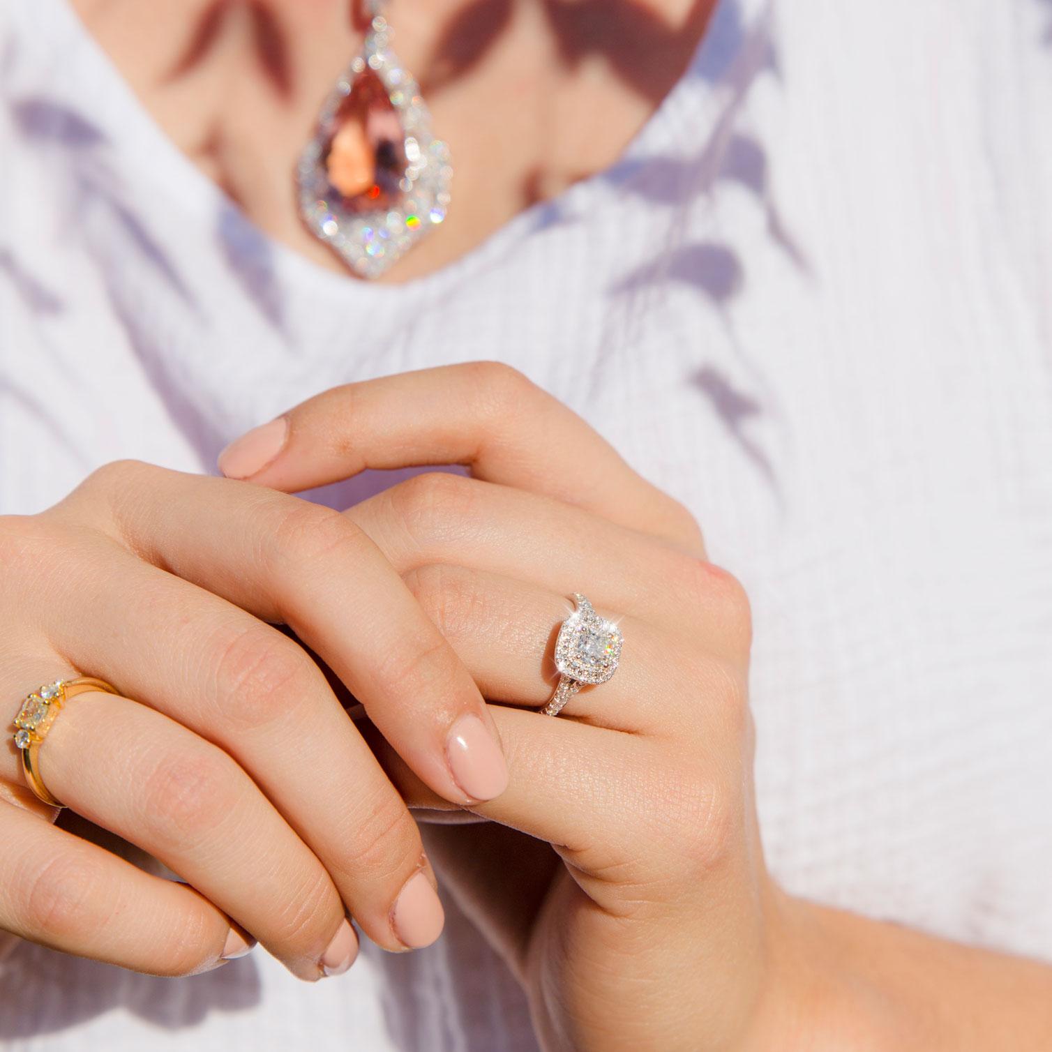 1,00 Karat zertifizierter Diamant im Kissenschliff 18 Karat Weißgold Halo Verlobungsring 1