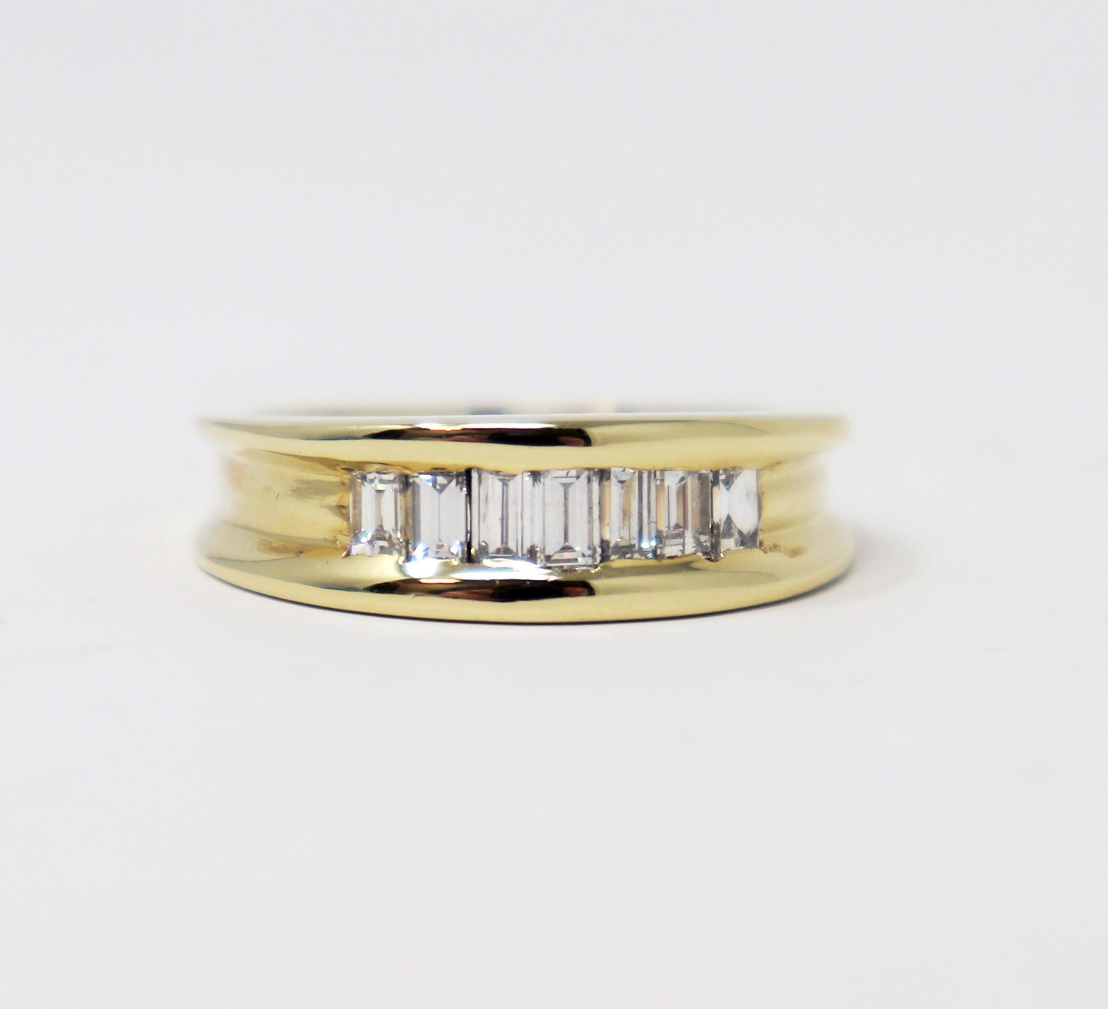Ringgröße: 9.75

Schlichter, eleganter Bandring mit funkelnden Diamanten besetzt. Dieses zeitlose Modell zeichnet sich durch eisweiße Baguettediamanten aus, die in einer einzigen eleganten Reihe gefasst sind. Das hochglanzpolierte Band hat ein