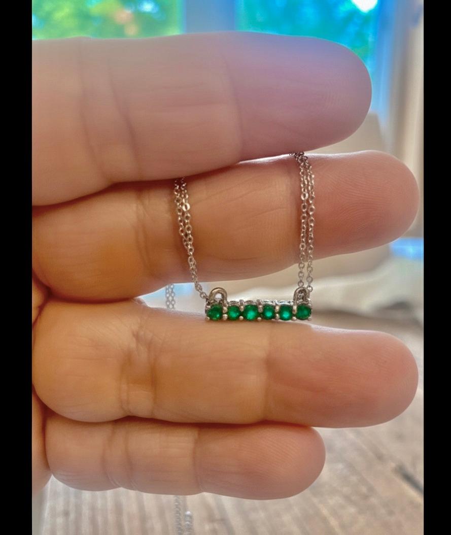1,00 Karat kolumbianische Smaragd-Bar-Halskette aus 18 Karat Weißgold im Angebot 3
