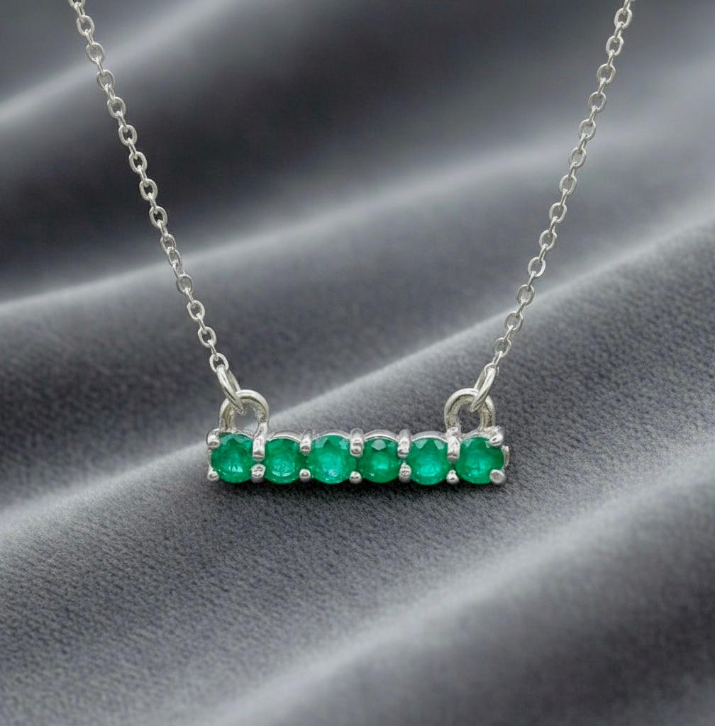 1,00 Karat kolumbianische Smaragd-Bar-Halskette aus 18 Karat Weißgold (Rundschliff) im Angebot