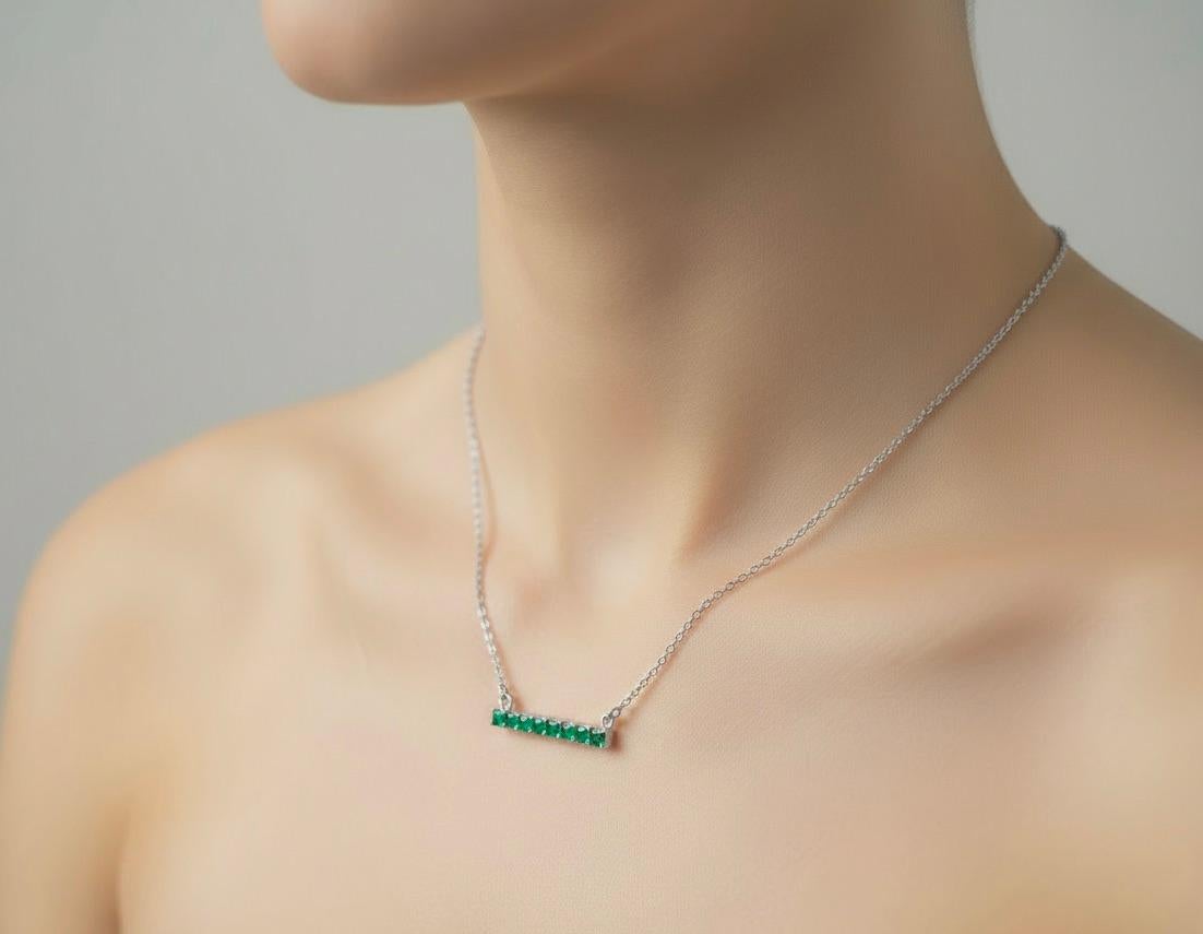 Atemberaubender kolumbianischer AAA-Smaragd, VS- Klarheit. Set in Gorgeous Multistone Anhänger Kette Mode Halskette. Gesamtgewicht des kolumbianischen Smaragds 1,00 Karat. 18K Weißgold 3.3g. Länge 18