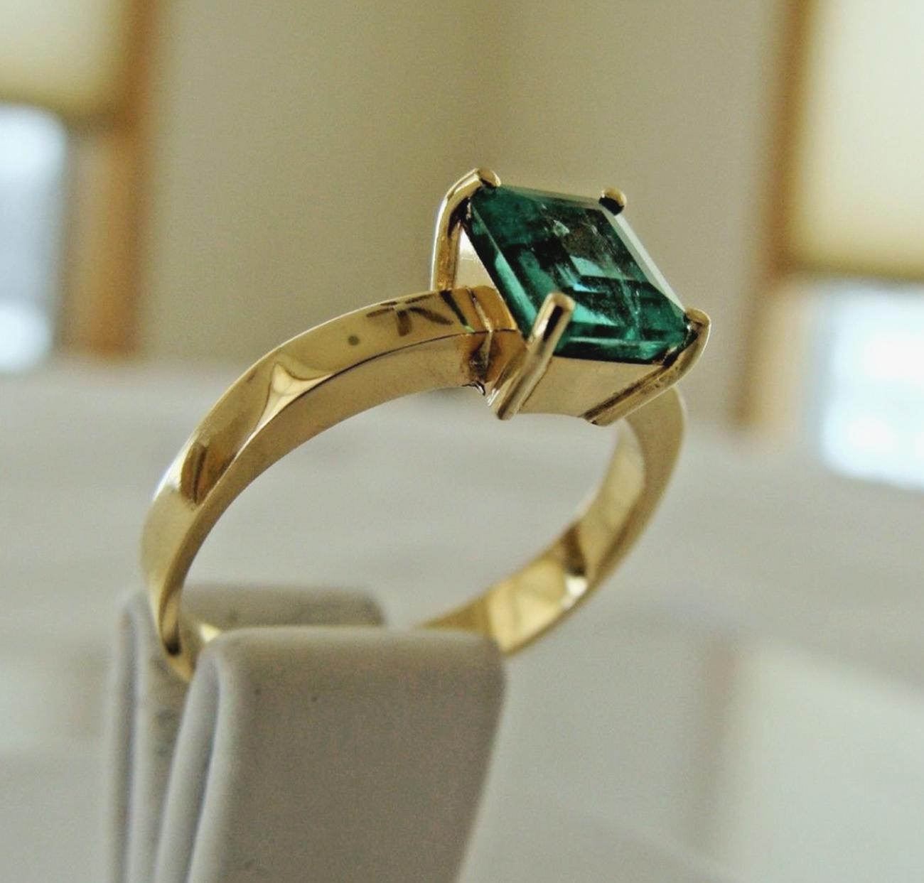 Colombian Emerald Solitaire Engagement Ring 18 Karat 1