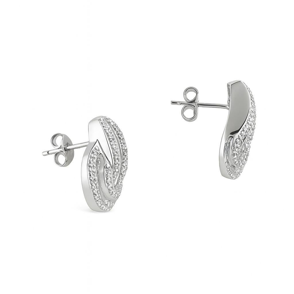 Questi orecchini con nodo di diamanti combinano un'eleganza senza tempo con una presenza audace e lussuosa. Realizzati in classico oro bianco 14k, presentano 1,00 carati di diamanti naturali in una straordinaria combinazione di tagli tondi e