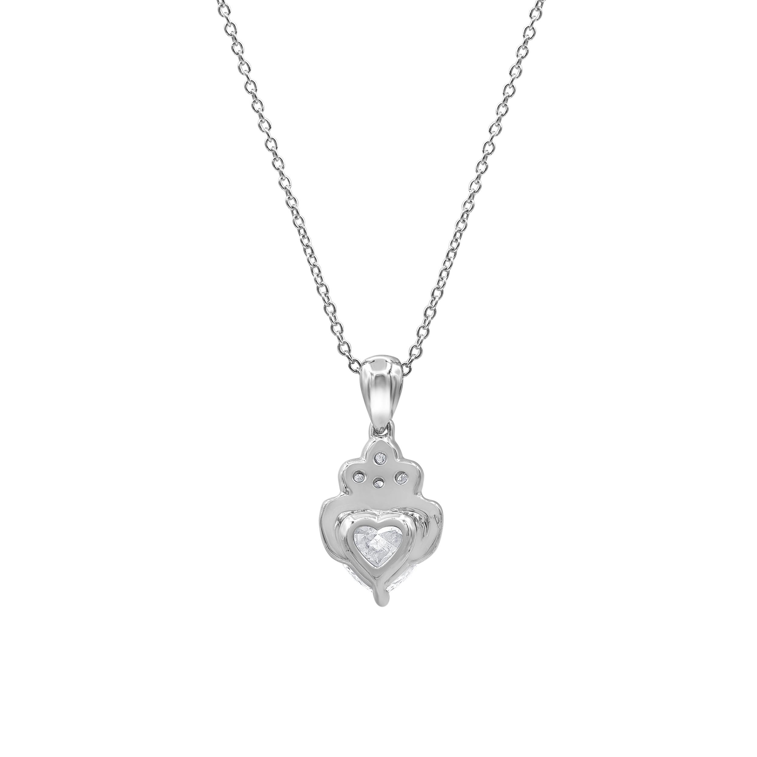 Evocateur et exquis, ce pendentif en forme de cœur en or blanc 18 carats et diamant. Ajoutez ce solitaire en forme de cœur à votre robe de mariée et soyez parfaite le jour de votre mariage. Ce pendentif en diamant est un cadeau de demoiselle