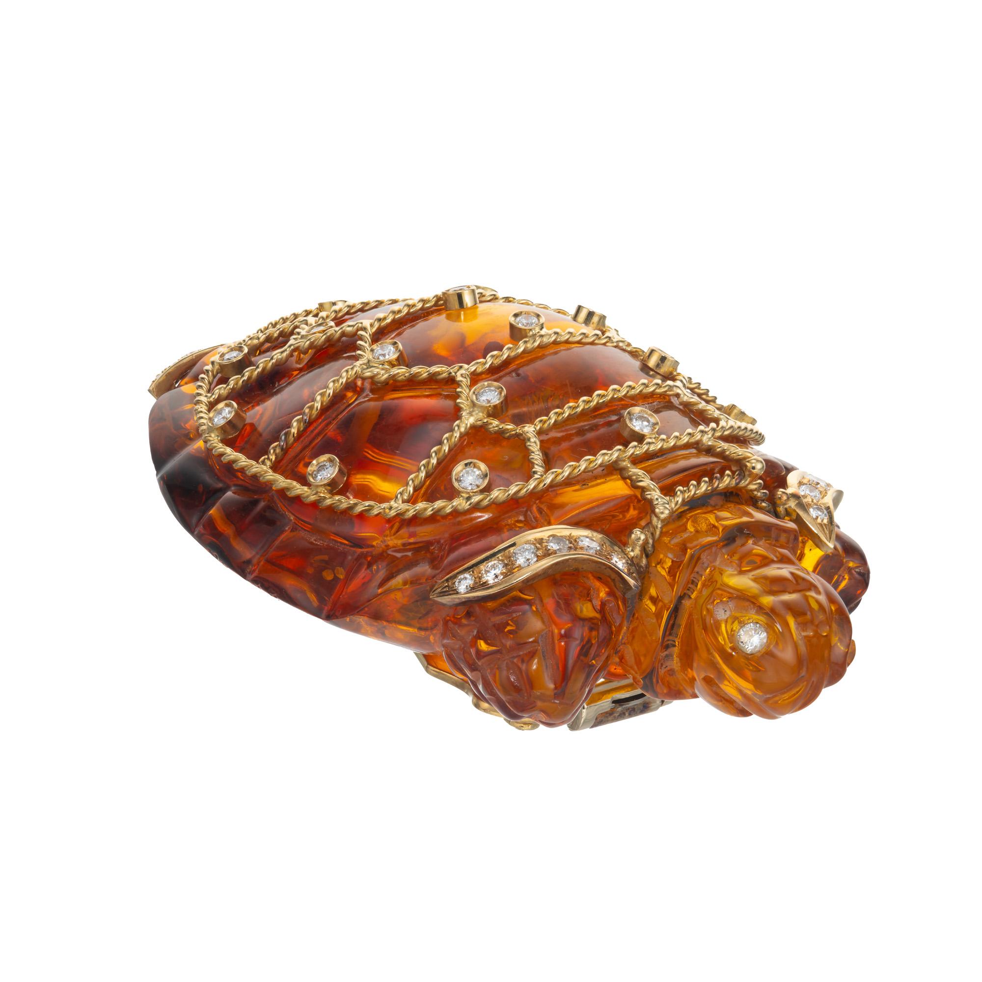 Taille ronde Broche tortue sculptée en or jaune et ambre avec diamants de 1,00 carat en vente