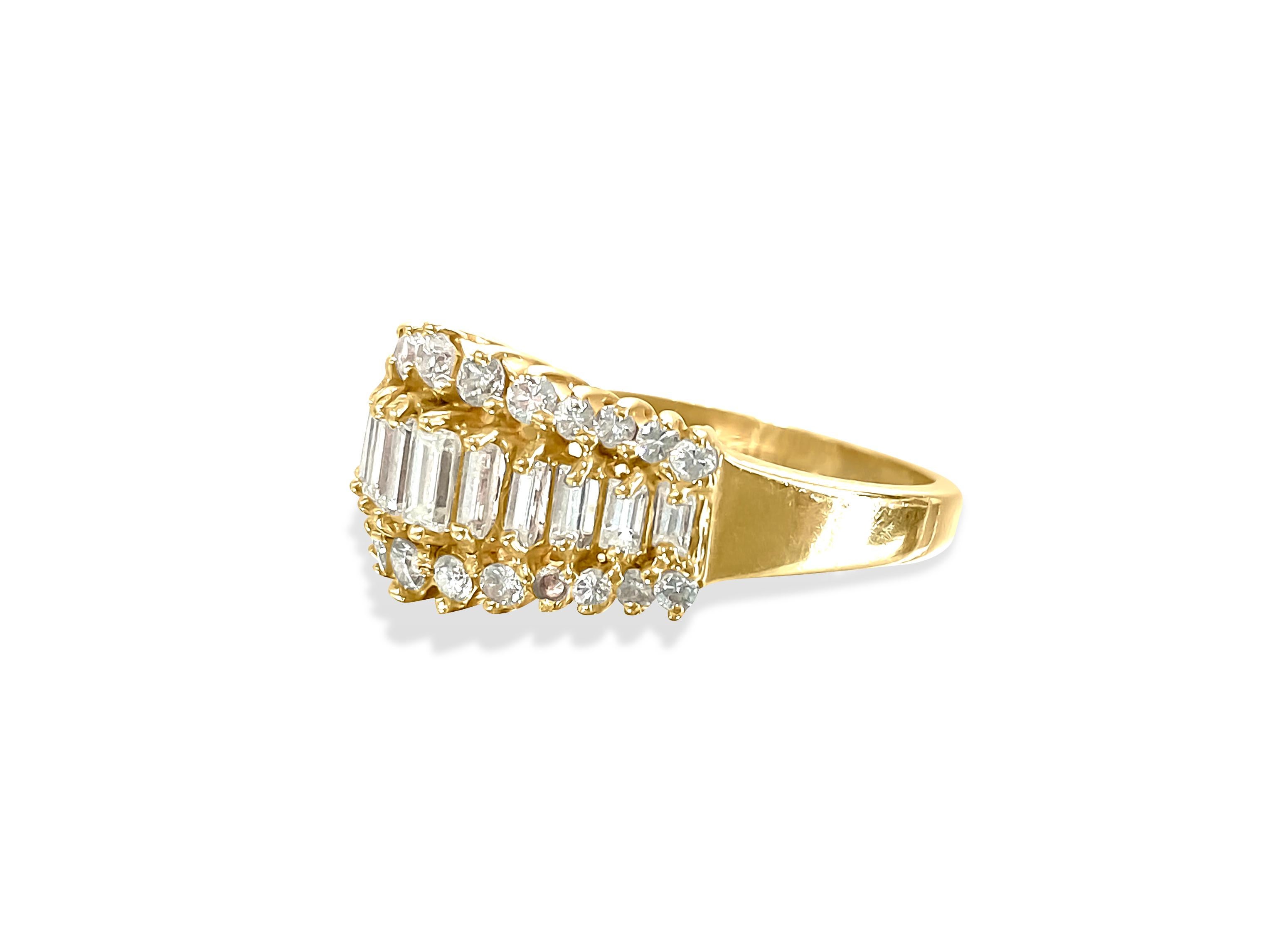 Dieser atemberaubende Ring aus 14 Karat Gelbgold ist mit insgesamt 1,00 Karat schillernden Diamanten im Brillant- und Baguetteschliff besetzt, die sorgfältig in Zacken gefasst sind. Er hat die Reinheit VS und die Farbe F-G und strahlt Eleganz und