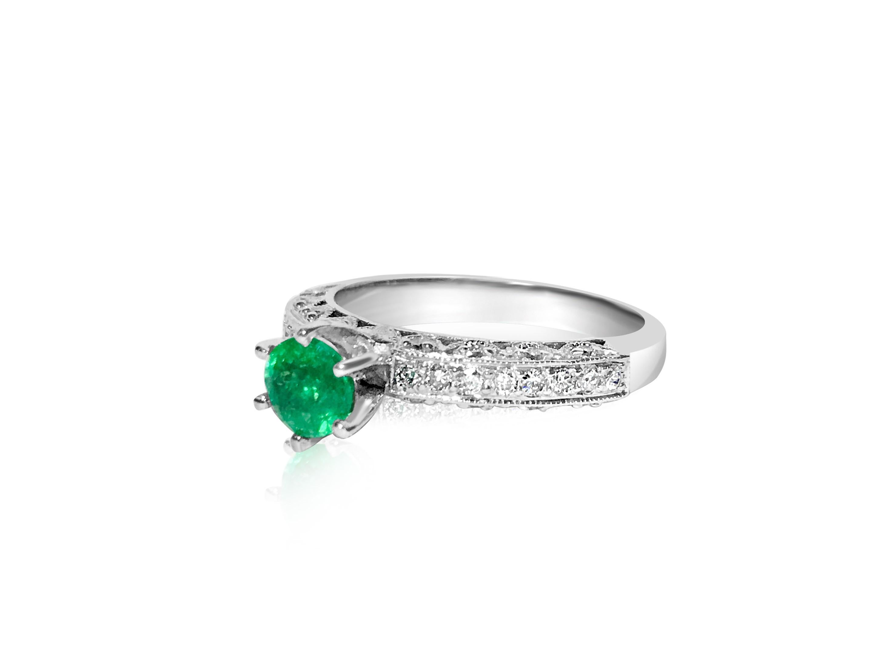 1.00 Carat Diamond & Colombian Emerald Ring in 14K Gold In Excellent Condition For Sale In Miami, FL