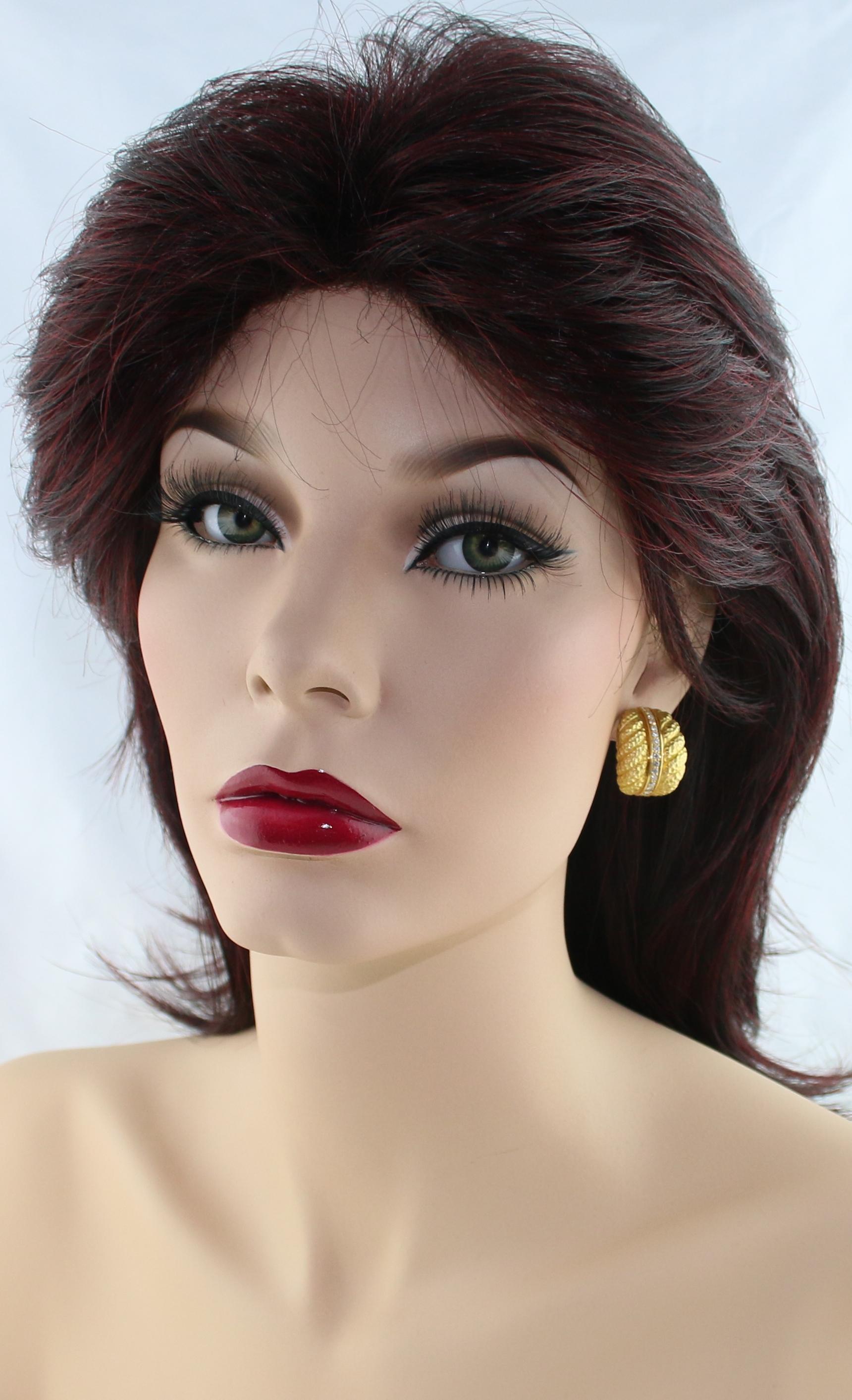 Magnifiques boucles d'oreilles en or jaune 18K.
Les boucles d'oreilles sont ornées de diamants.
Il y a des diamants de 1,00 carat G SI. 
Les boucles d'oreilles mesurent 1