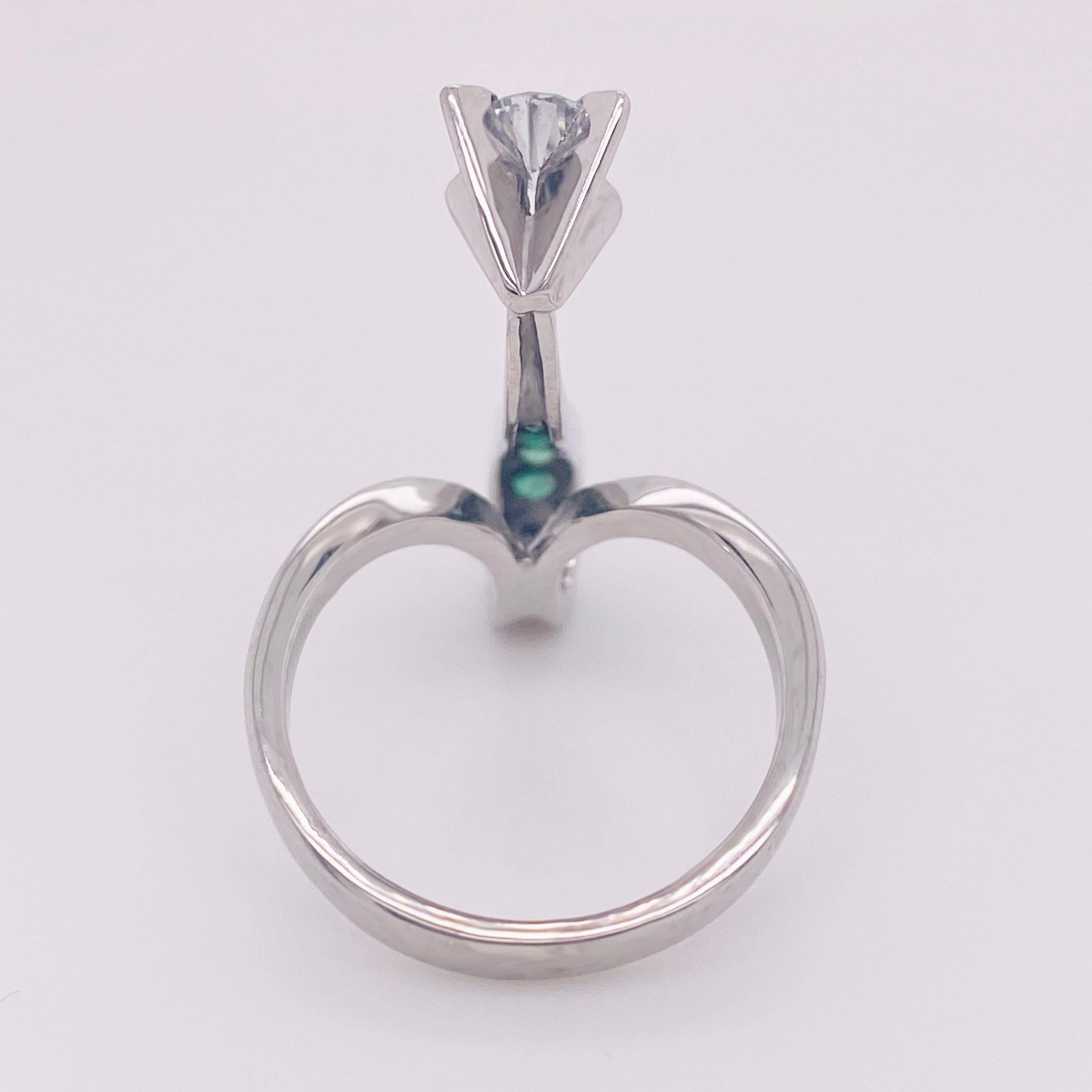1.00 Carat Diamond and Emerald 14 Karat White Gold Freeform Ring, White Diamond In Excellent Condition In Austin, TX