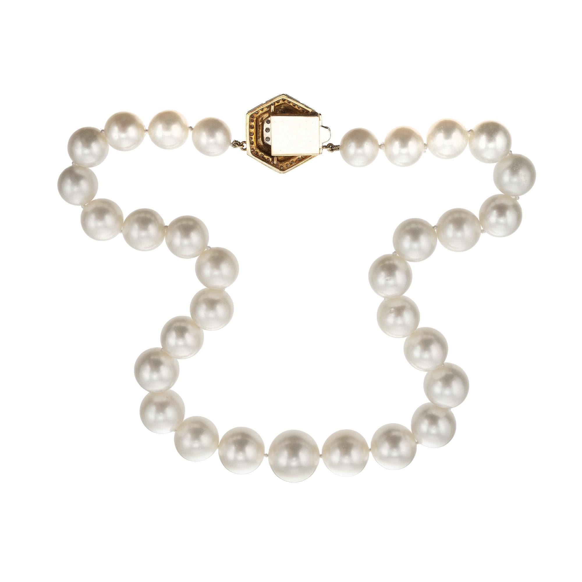 Collana graduata di perle coltivate e diamanti. 31 perle rotonde da 11,3 a 16,6 mm. La chiusura è realizzata in oro giallo 18 e 14 carati con 55 diamanti rotondi taglio brillante per un peso totale di 1,00 carati. Lunghezza 18 pollici. Questa