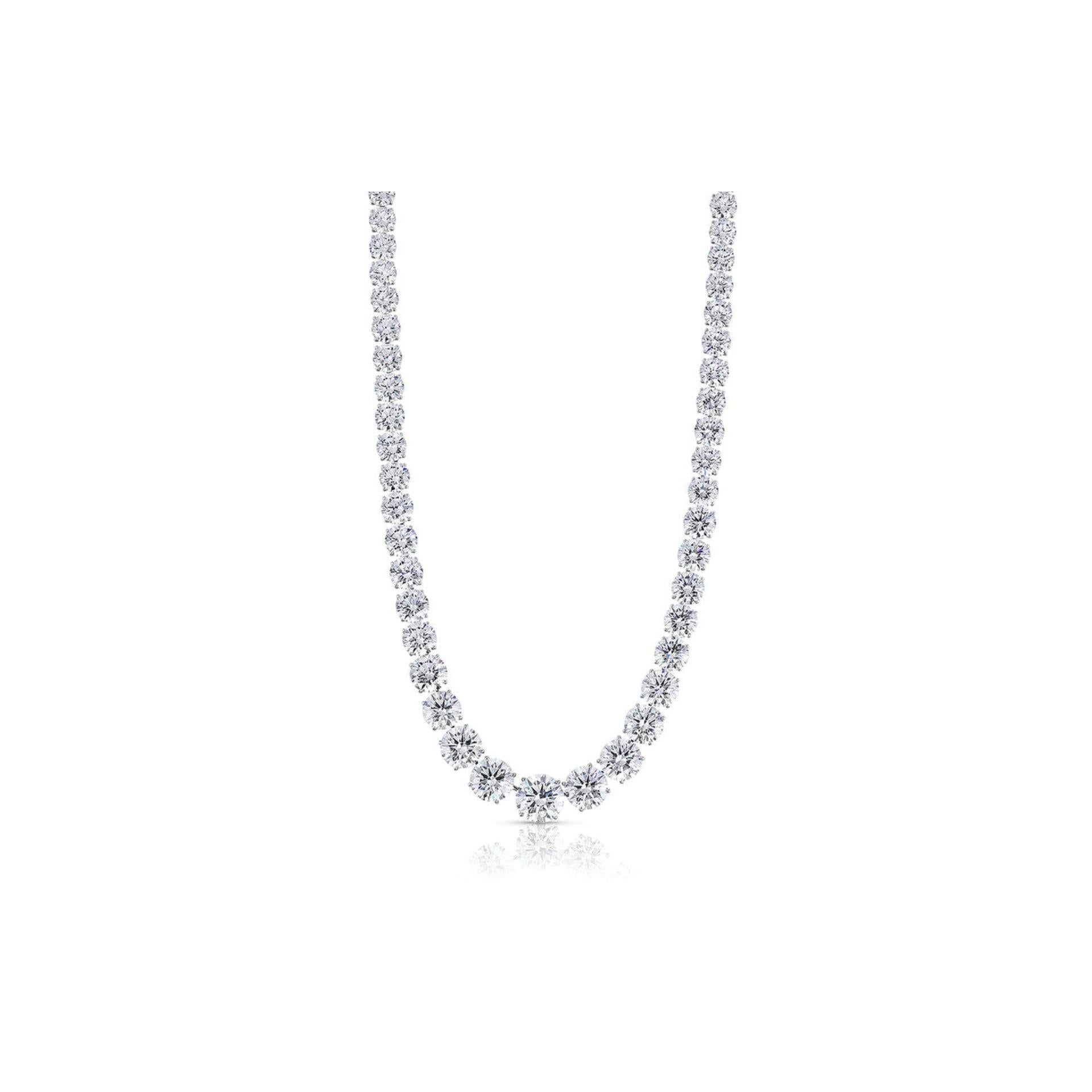 Questa collana tennis con diamante da 100 carati è una creazione sorprendente che incarna una raffinatezza senza tempo e una maestria artigianale. Al centro ci sono diamanti certificati GIA di grado di colore D, E e F, che mostrano un'eccezionale