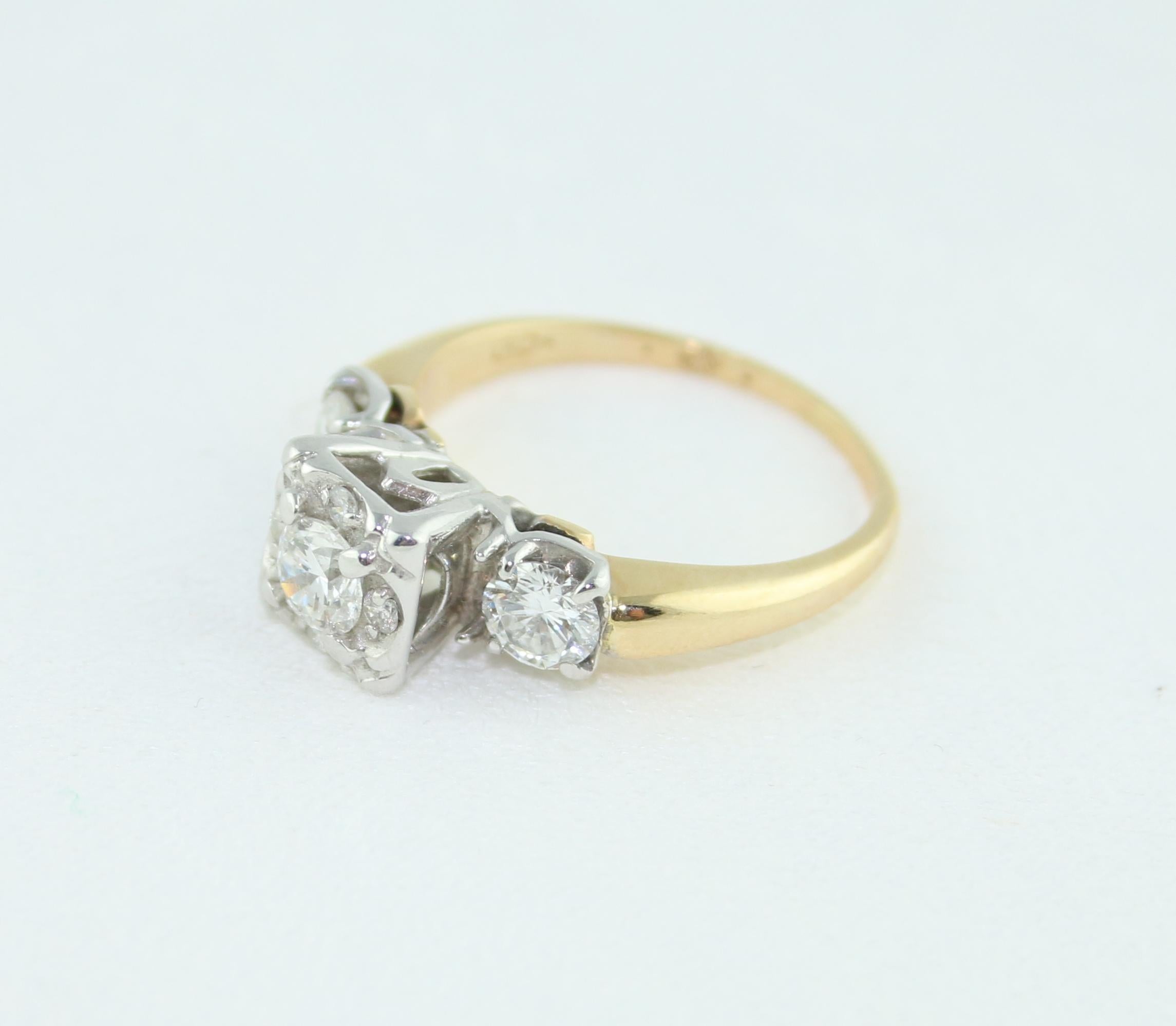 1.00 Carat Diamond Three-Stone Gold Ring In New Condition For Sale In New York, NY