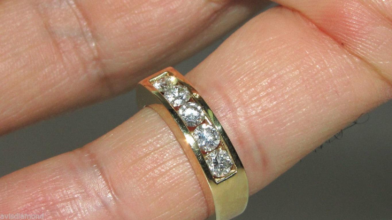 1.00 Carat Diamonds Band Ring 14 Karat Classic Channel In New Condition For Sale In New York, NY