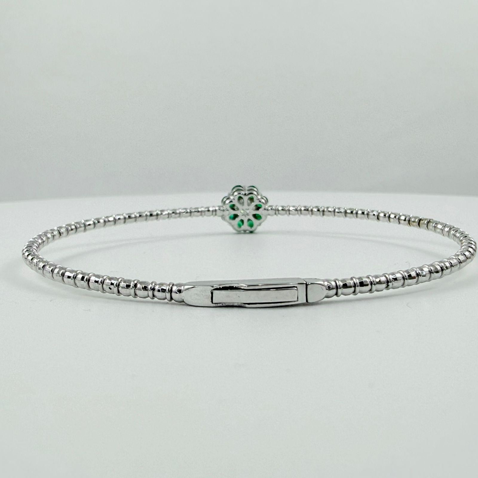 Flexibler Armreif mit 1,00 Karat Smaragd und Diamant aus 14K Weißgold (Zeitgenössisch) im Angebot