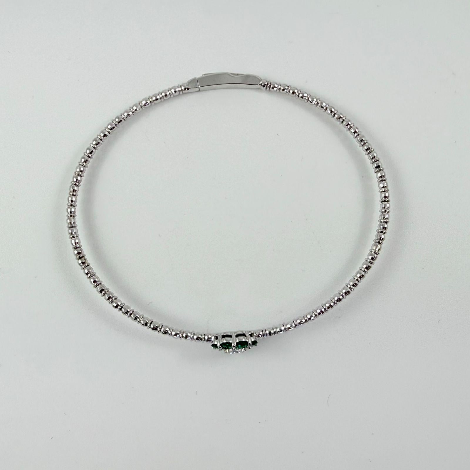 Flexibler Armreif mit 1,00 Karat Smaragd und Diamant aus 14K Weißgold (Rundschliff) im Angebot