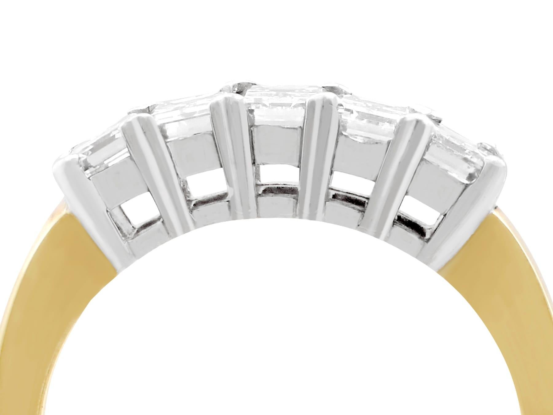 Bague contemporaine de 1,00 carat en diamant, or jaune 18k, or blanc 18k, sertie de cinq pierres ; faisant partie de notre gamme diversifiée de bijoux/bijoux en diamant.

Cette bague contemporaine à cinq pierres en diamant taille émeraude a été