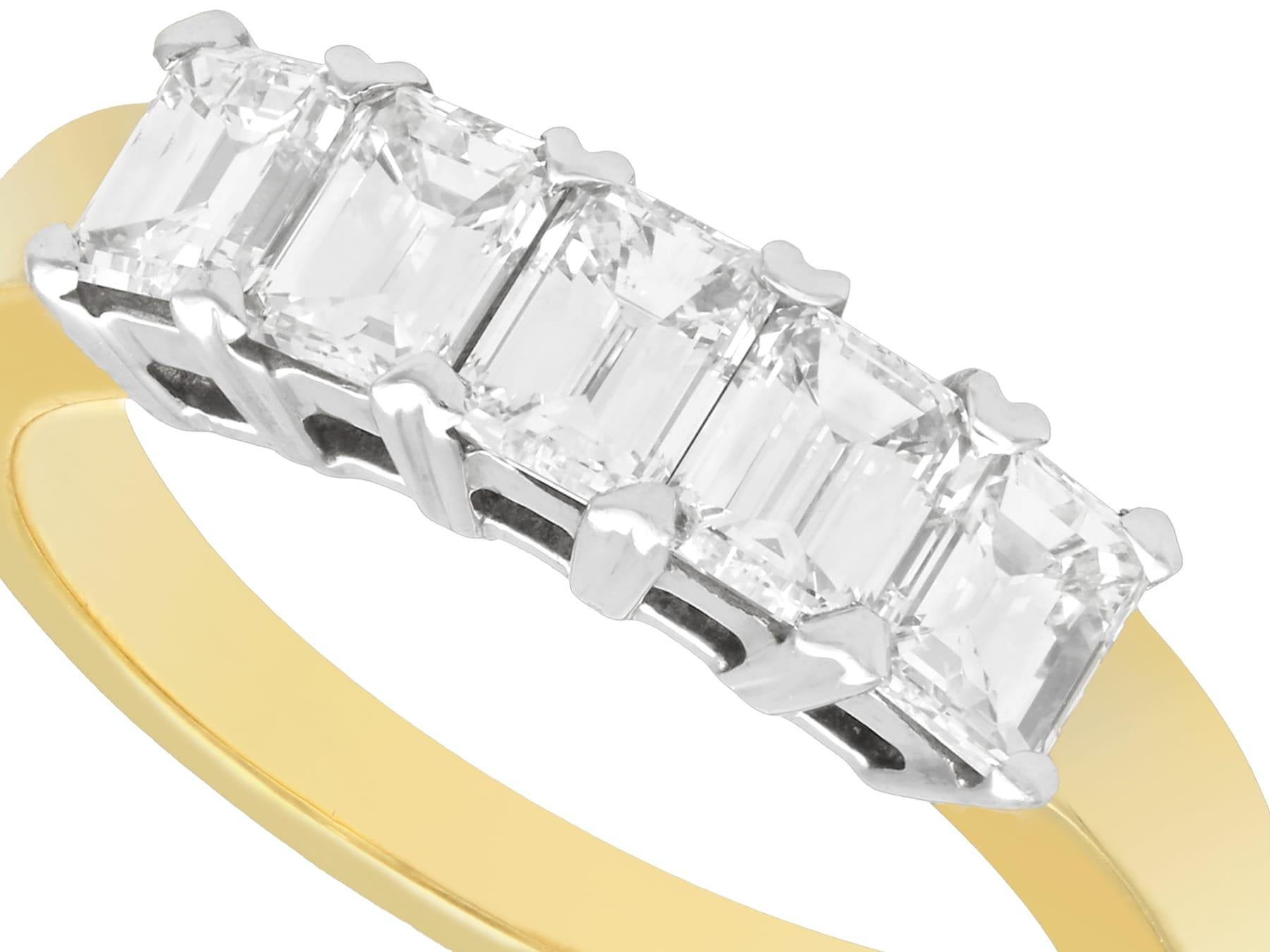 Contemporain Bague d'éternité à cinq pierres en or jaune avec diamant taille émeraude de 1,00 carat en vente