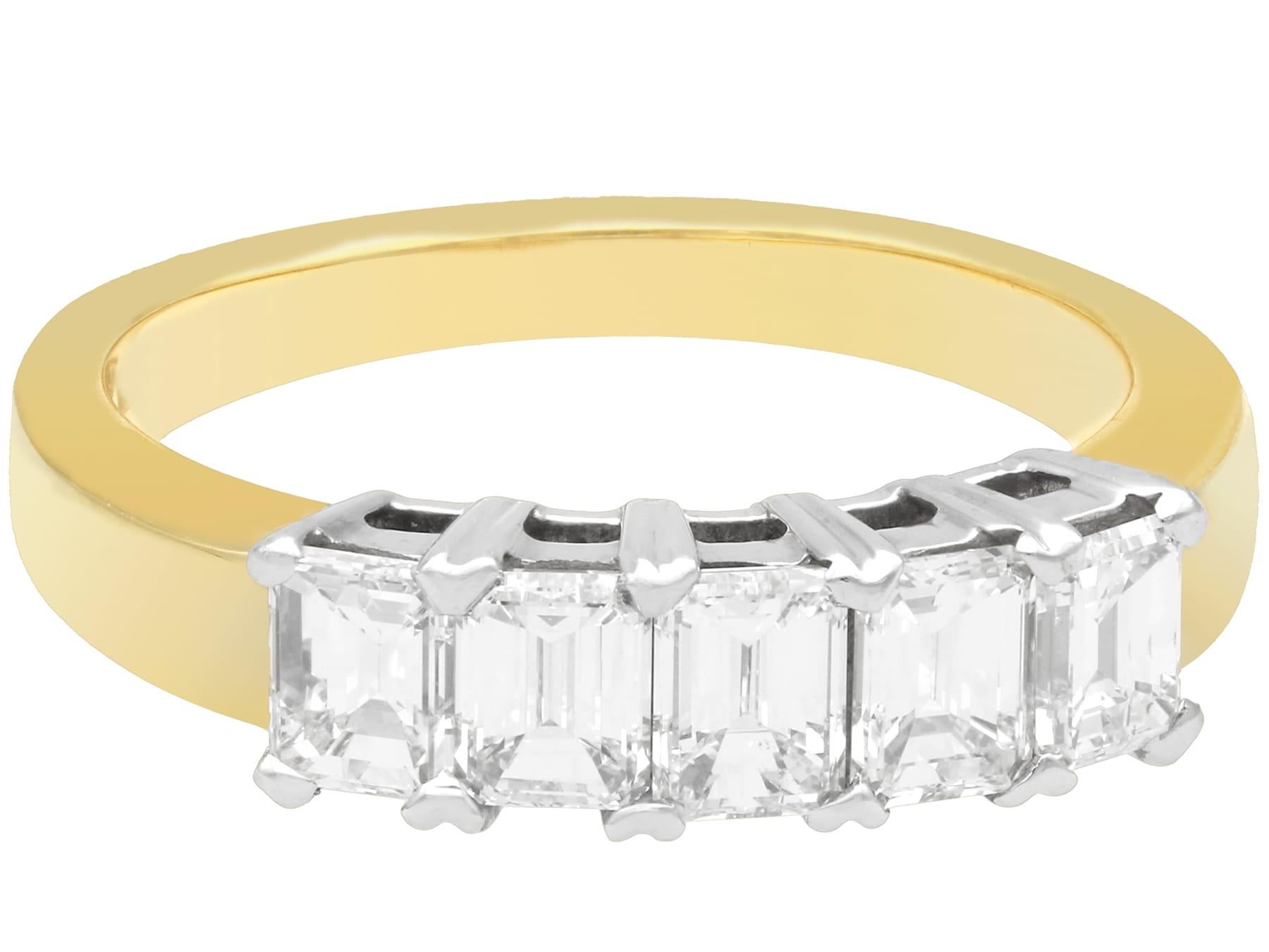 Taille émeraude Bague d'éternité à cinq pierres en or jaune avec diamant taille émeraude de 1,00 carat en vente