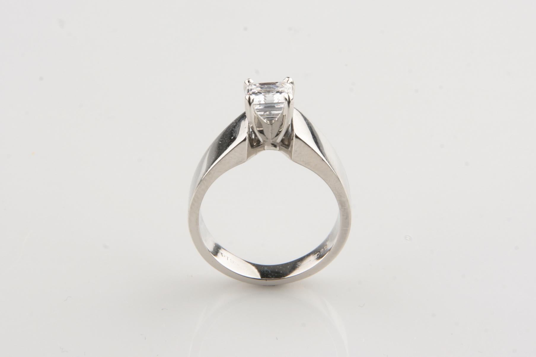 1.00 Carat Emerald Cut Diamond Solitaire Platinum Engagement Ring EGL For Sale 1