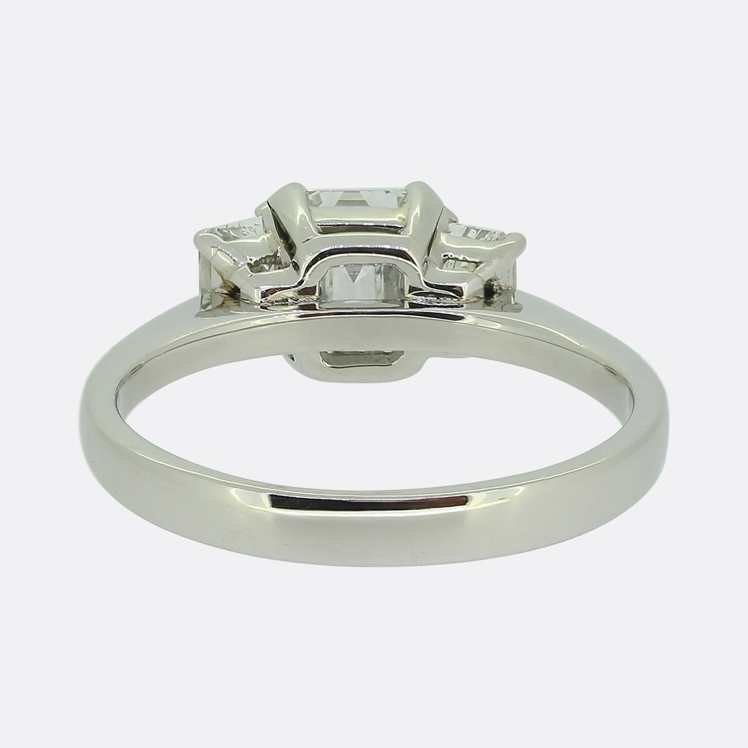 Anello di fidanzamento a tre pietre con diamante taglio smeraldo da 1,00 carati In condizioni buone in vendita a London, GB