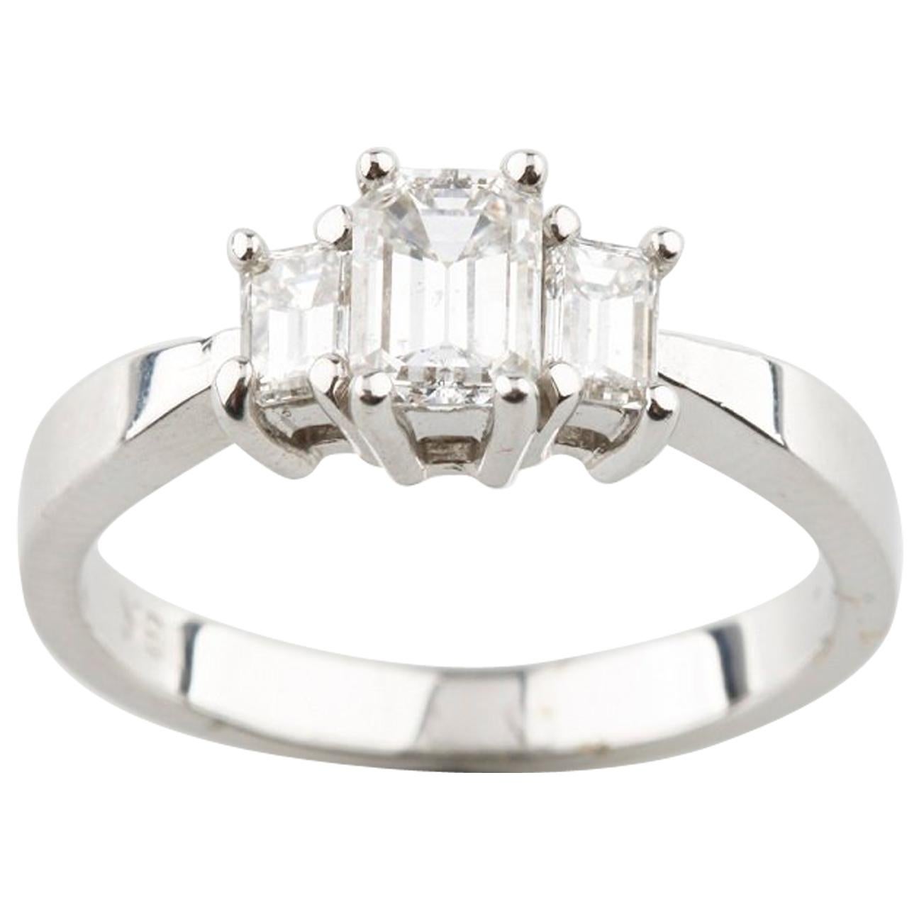 Bague de fiançailles à 3 pierres en or blanc 18 carats avec diamants taille émeraude de 1,00 carat en vente