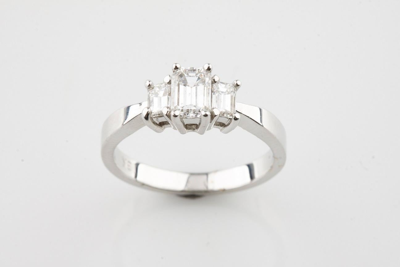 Bague de fiançailles à 3 pierres en or blanc 18 carats avec diamants taille émeraude de 1,00 carat Bon état - En vente à Sherman Oaks, CA