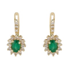 Boucles d'oreilles à levier en or jaune avec diamants et émeraudes de 1,00 carat