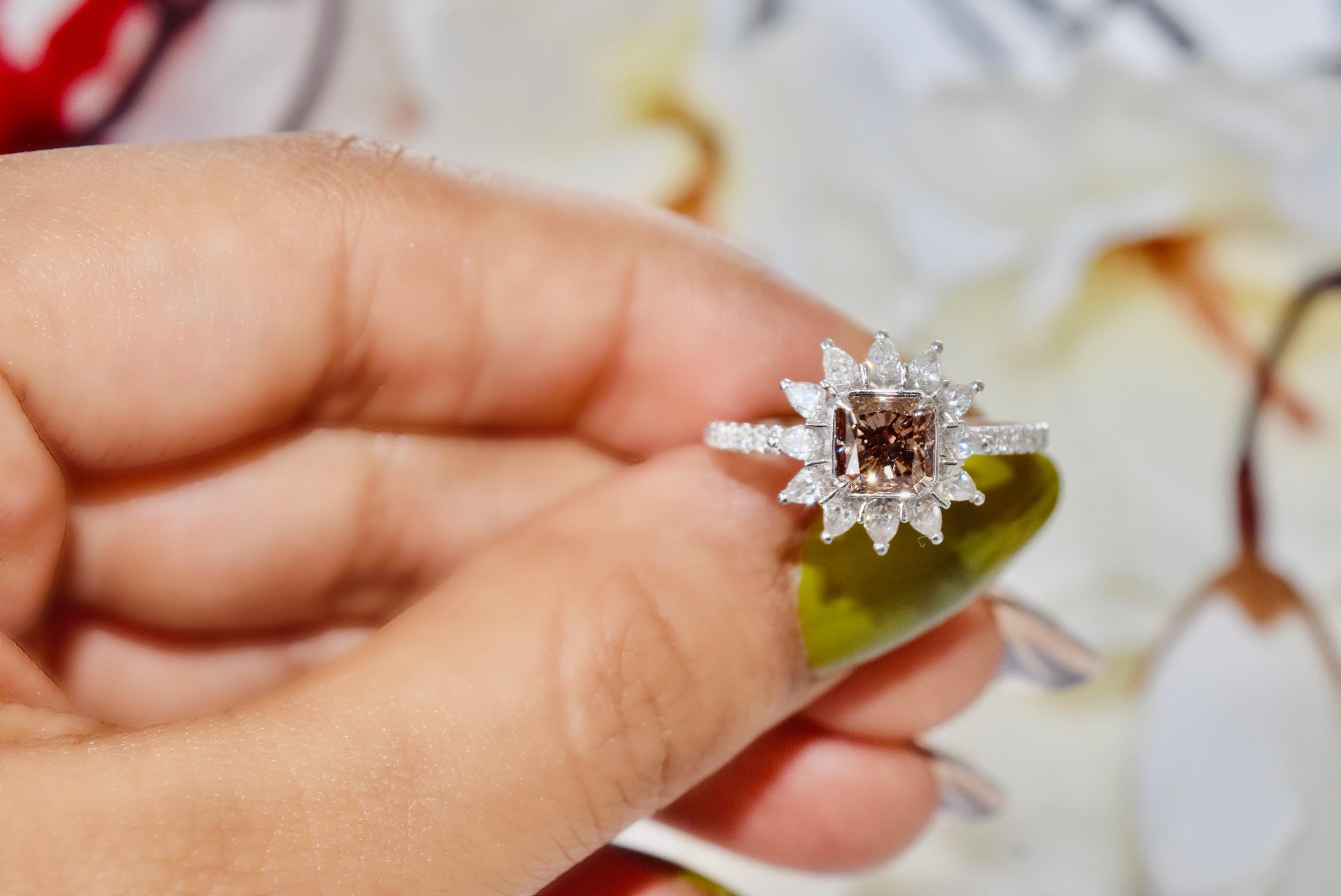 Bague en or blanc 18kt avec diamants
  
  Couleur de l'or et carat : Or blanc 18kt
  Poids : 6,753 grammes
  
  Ensemble avec...
  Type de pierre : Diamants
  Forme : Rayonnante
  Carat : 1.00 ct
  Couleur : Rose fantaisie
  Clarté : VS
  
  Pierres