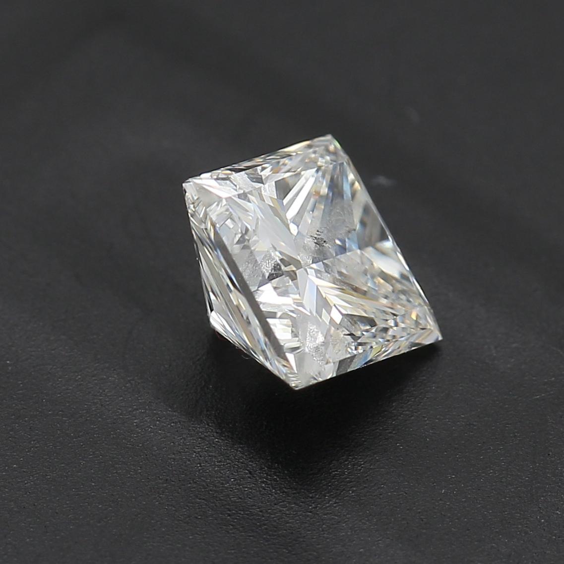 Women's or Men's 1.00 Carat Princess cut diamond SI1 Clarity GIA Certified For Sale