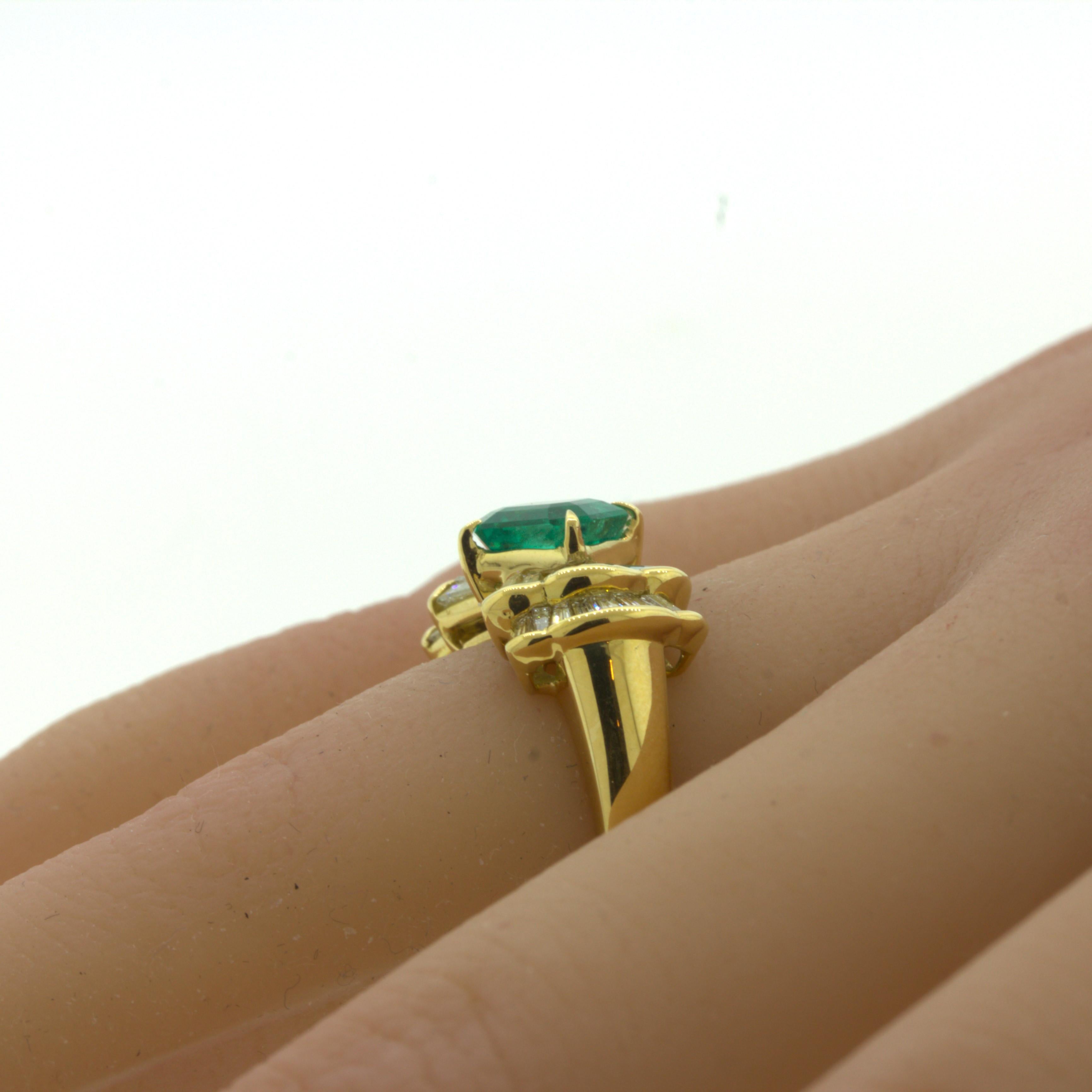 1,00 Karat Edelstein Smaragd-Diamant-Ring aus 18 Karat Gelbgold im Angebot 3