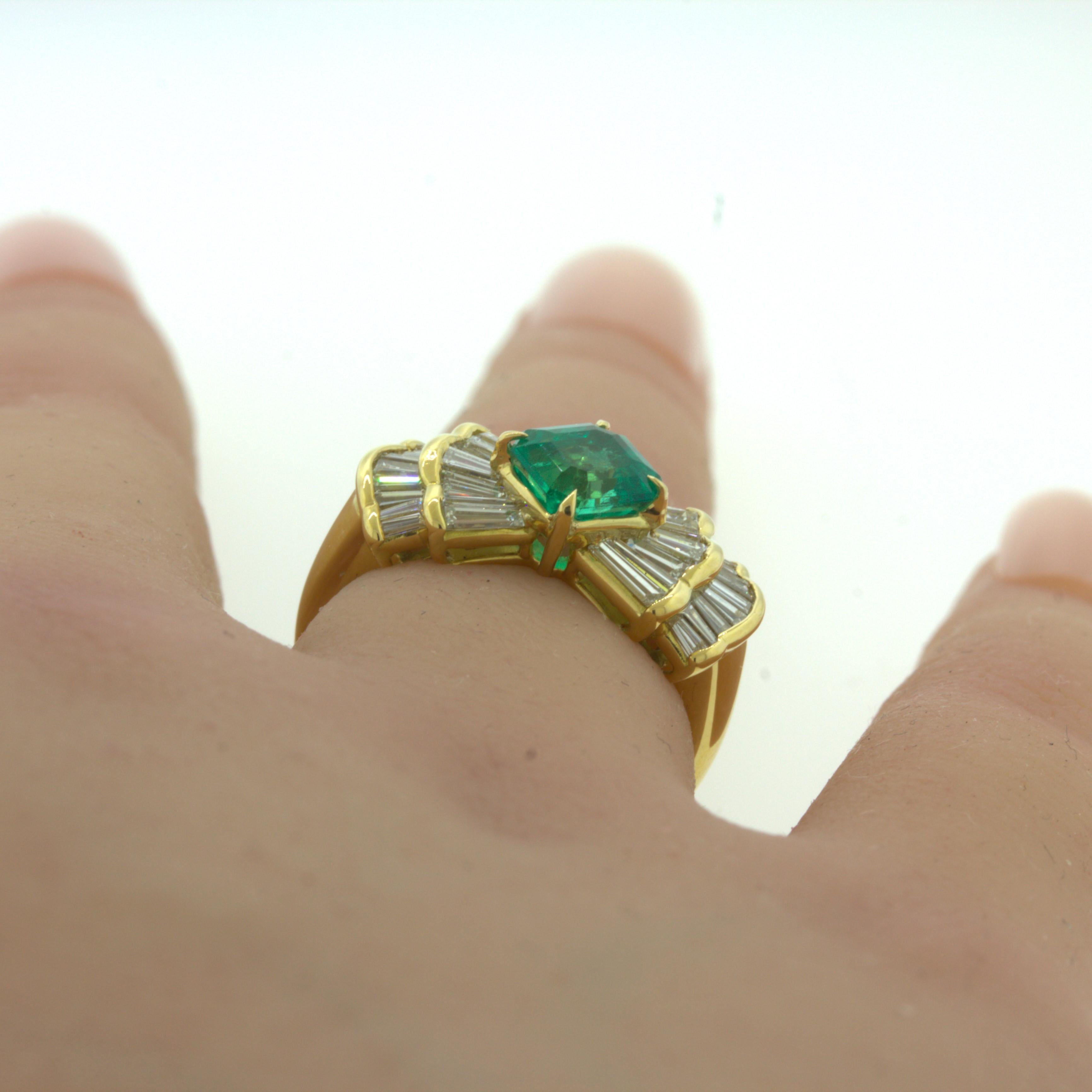 1,00 Karat Edelstein Smaragd-Diamant-Ring aus 18 Karat Gelbgold im Angebot 4