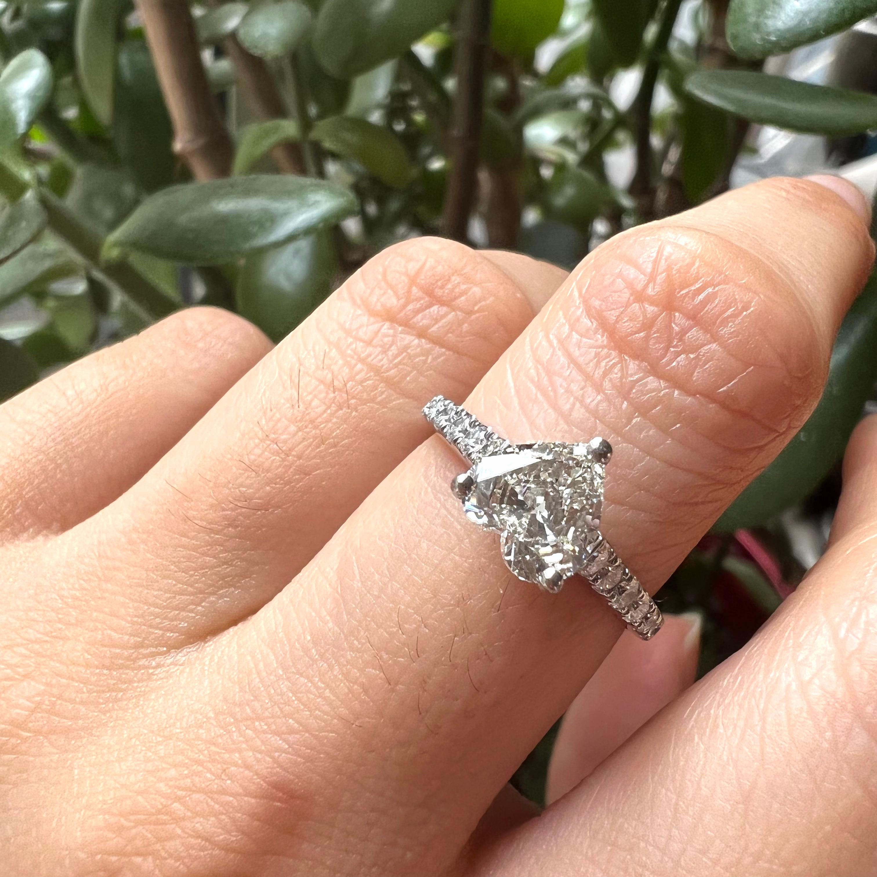 Moderne Bague de fiançailles en platine avec diamant en forme de cœur de 1,00 carat en vente