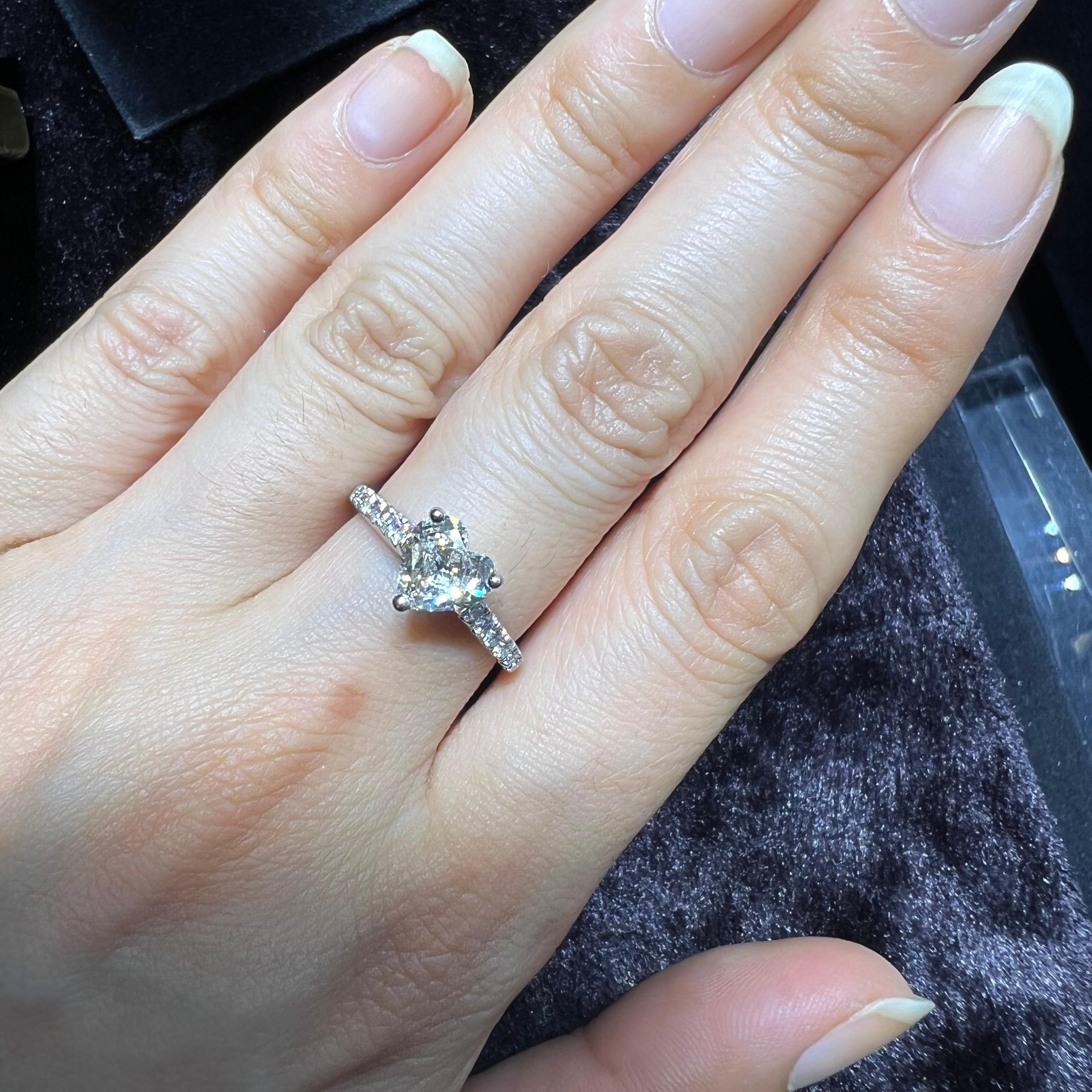 Taille cœur Bague de fiançailles en platine avec diamant en forme de cœur de 1,00 carat en vente