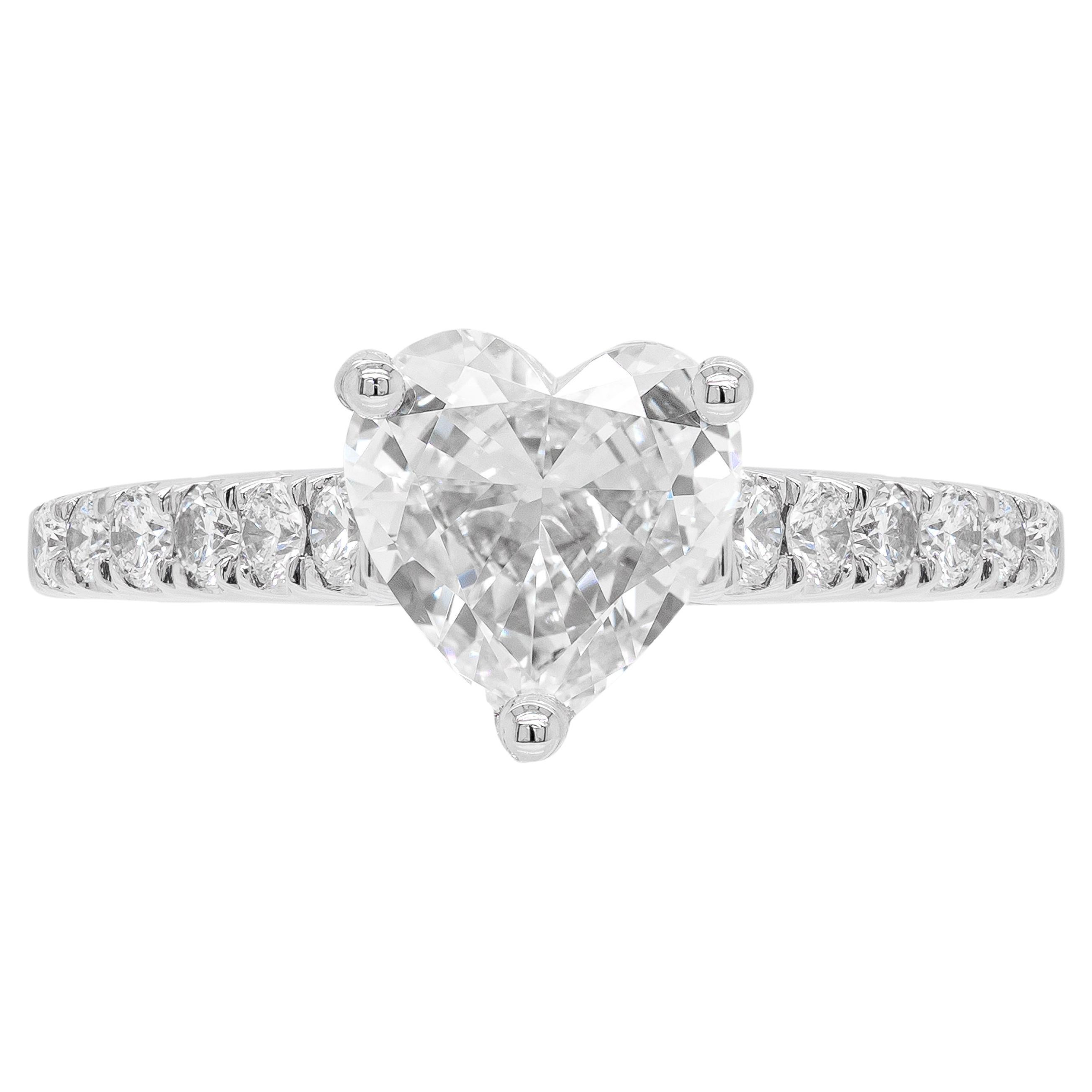 Bague de fiançailles en platine avec diamant en forme de cœur de 1,00 carat en vente