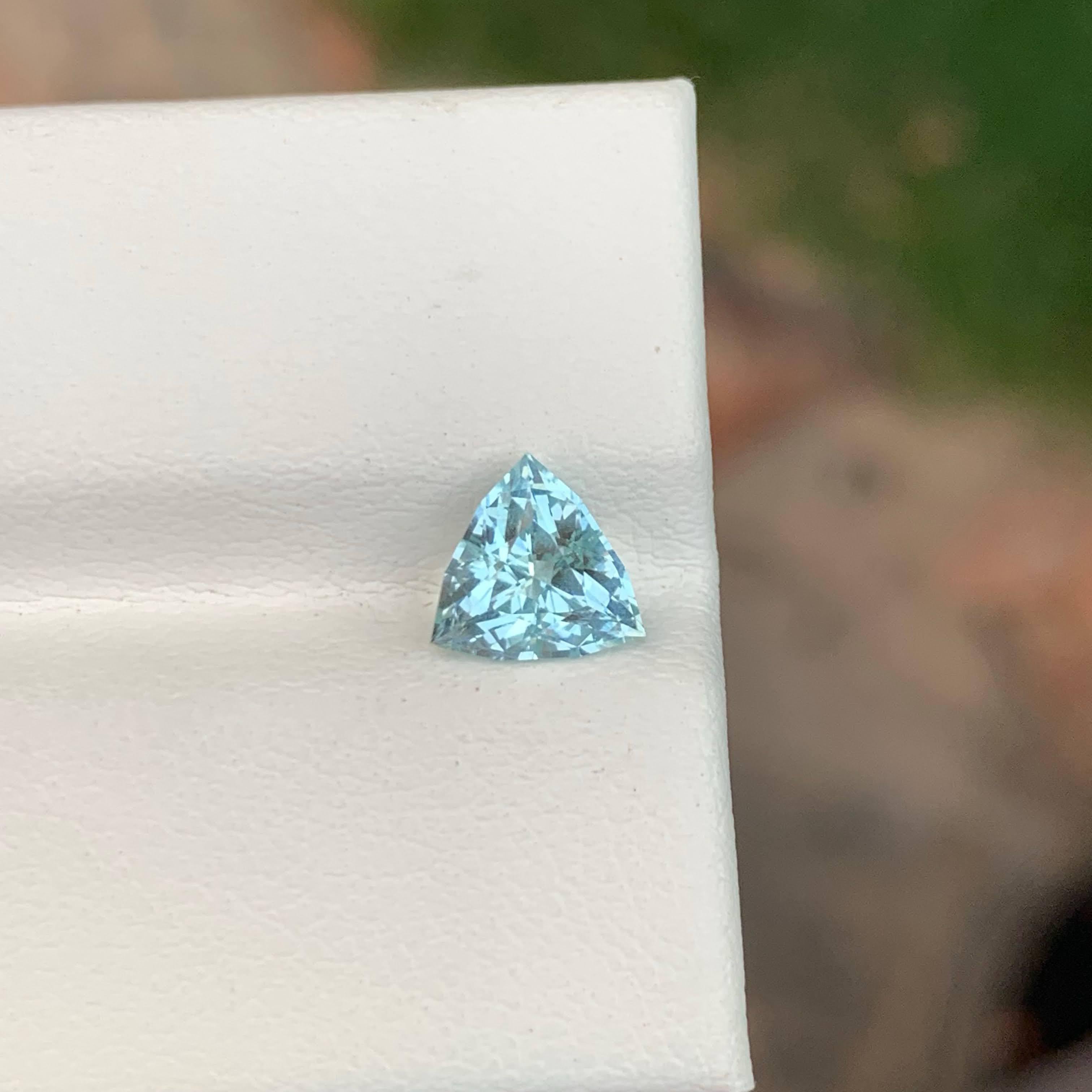 Gewicht 1,00 Karat
Abmessungen 7.1x7.1x4.6mm
Behandlung Keine
Herkunft Pakistan
Clarity Eye Clean
Formschnitt Billion
NA


Dieser 1,00-Karat-Edelstein aus natürlichem Aquamarin mit dem Titel 