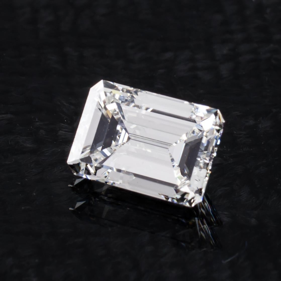 Modern 1.00 Carat Loose F / VS2 Emerald Cut Diamond GIA Certified For Sale