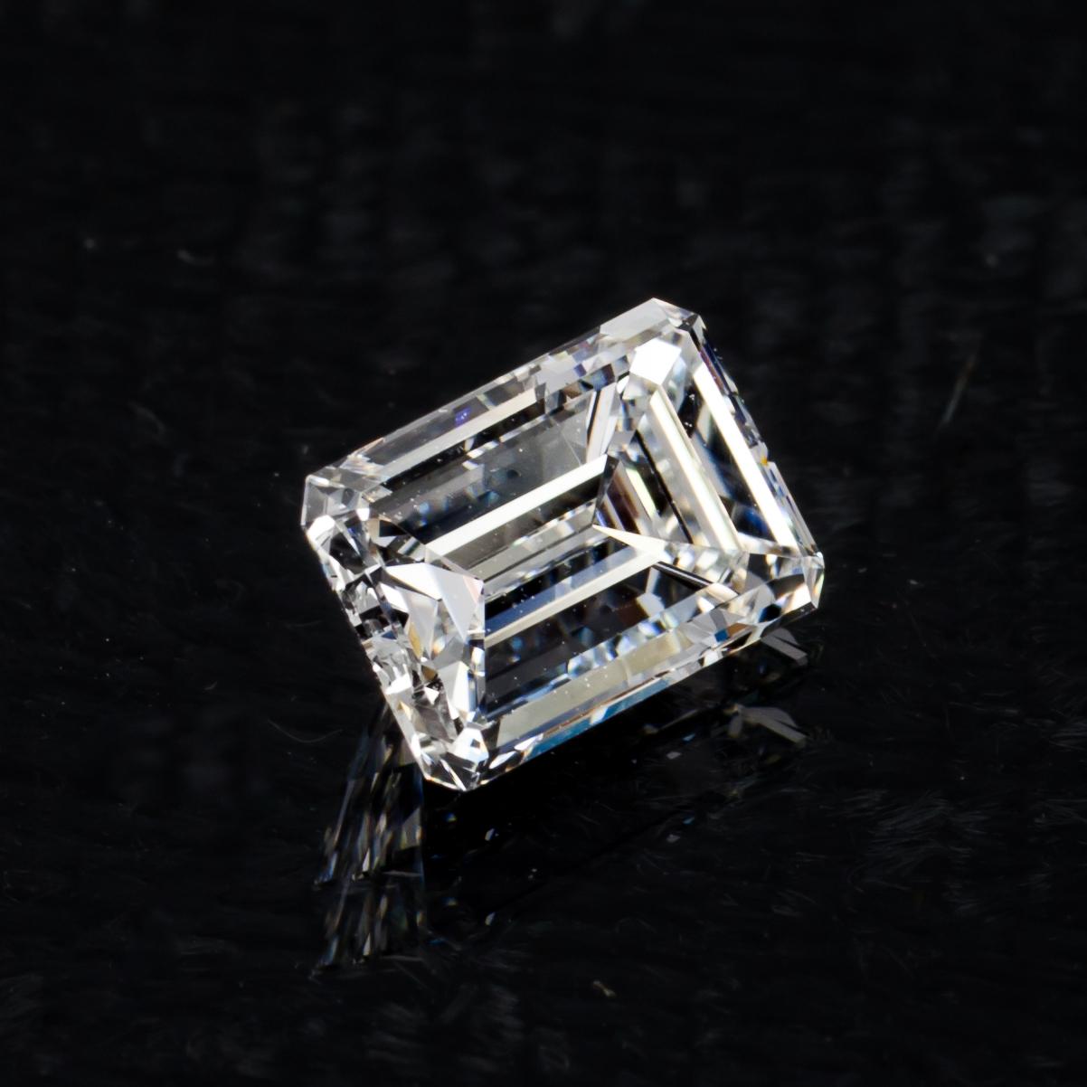 1.00 Carat Loose F / VS2 Emerald Cut Diamond GIA Certified In Excellent Condition For Sale In Sherman Oaks, CA