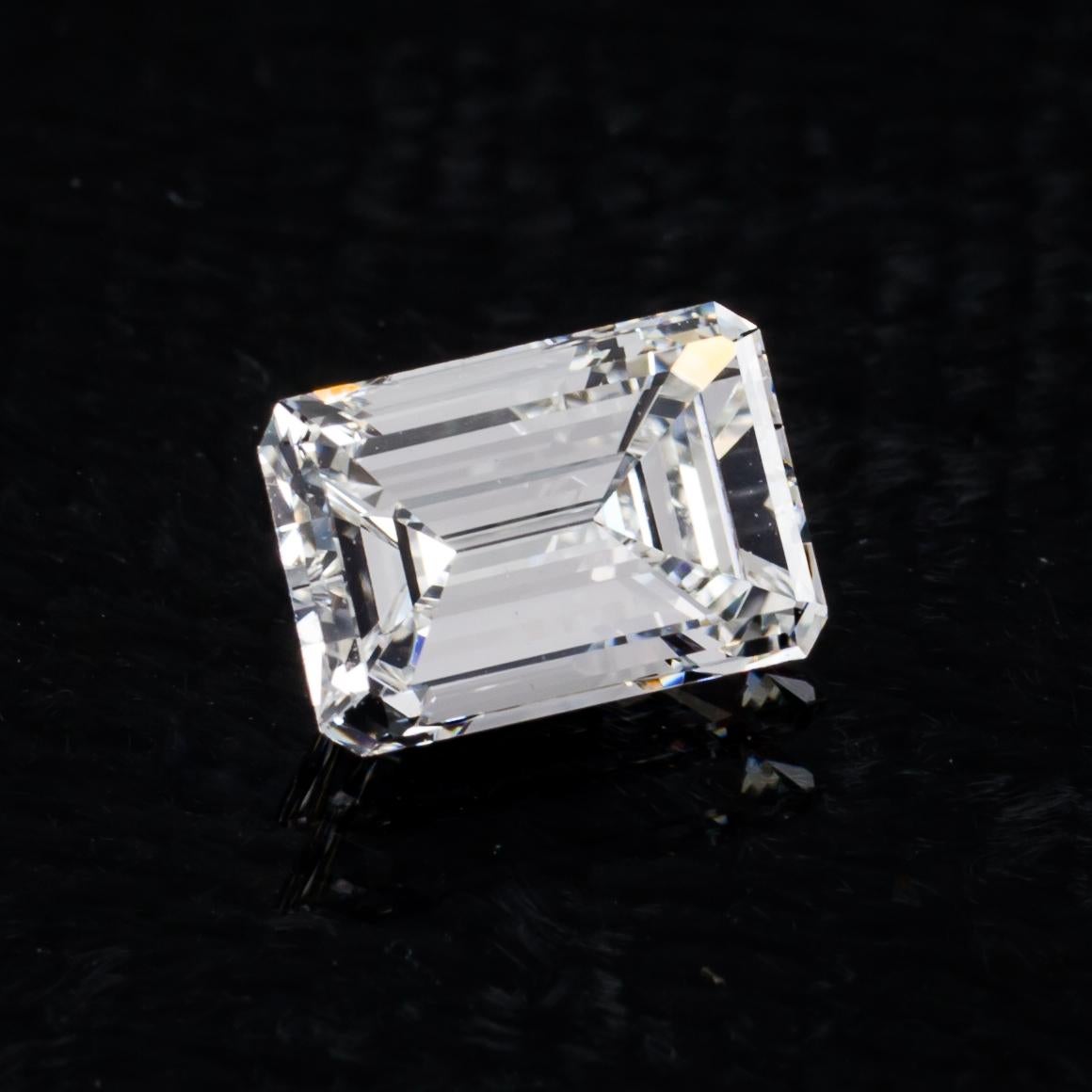 Women's or Men's 1.00 Carat Loose F / VS2 Emerald Cut Diamond GIA Certified For Sale