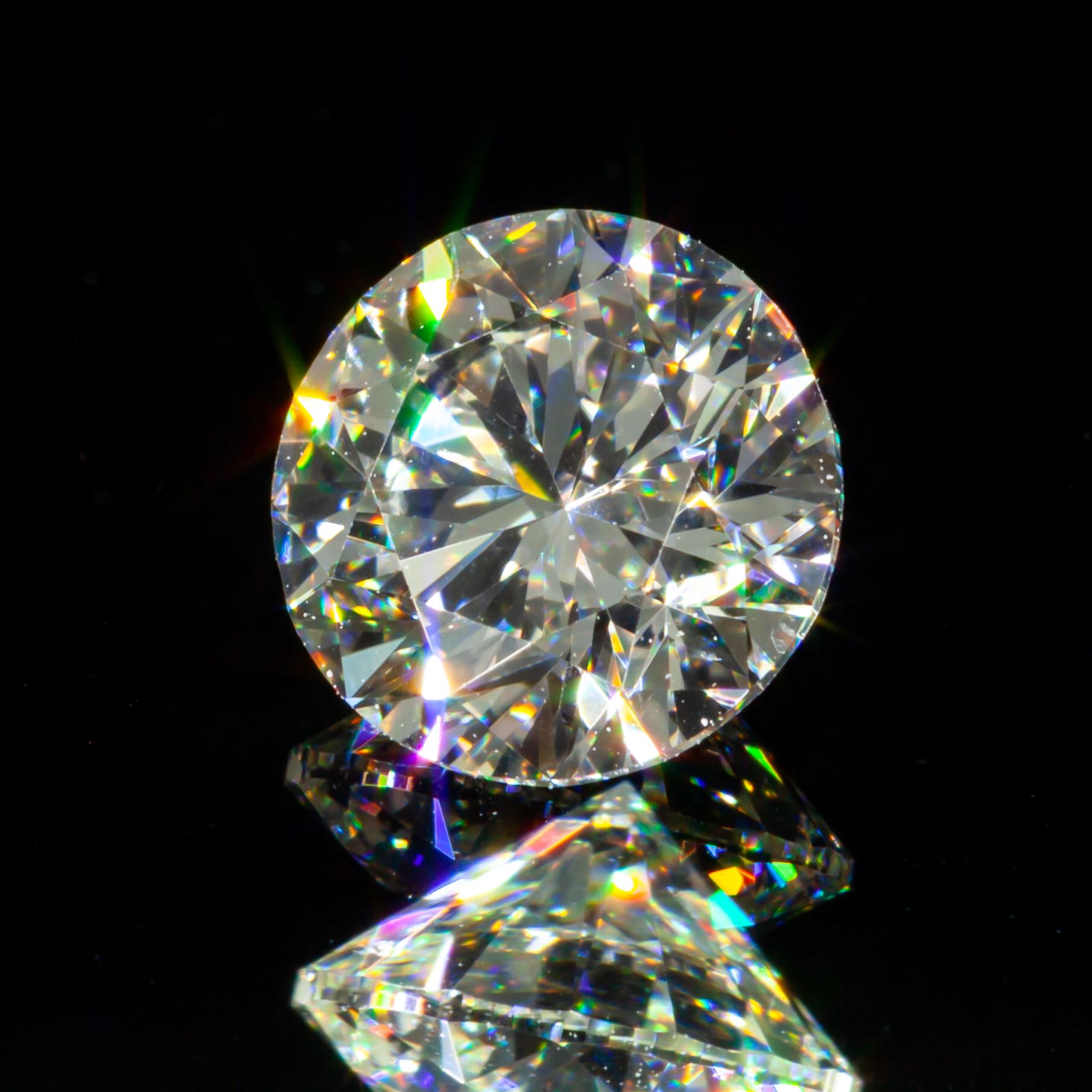 Informations générales sur le diamant
Taille du diamant : Brilliante ronde
Dimensions : 6.25  x  6.32  -  3.98 mm

Résultats de la classification des diamants
Poids en carats : 1,00
Classe de couleur : K
Grade de clarté : VS2

Informations