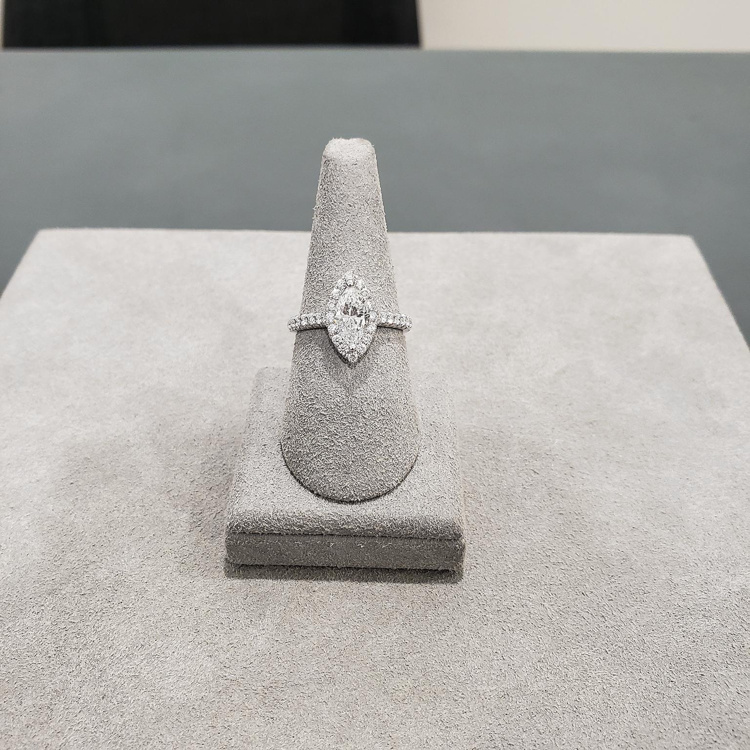 Roman Malakov Verlobungsring aus Weißgold mit 1,00 Karat Diamant-Halo im Marquise-Schliff im Angebot 1